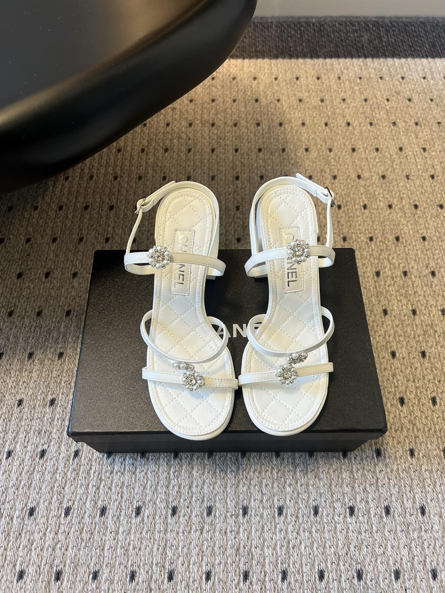 Chane*26SS早春新款珍珠水钻凉鞋把星光碎钻踩在脚边，这双凉鞋太懂少女心了！细带缠绕脚踝，菱格纹鞋