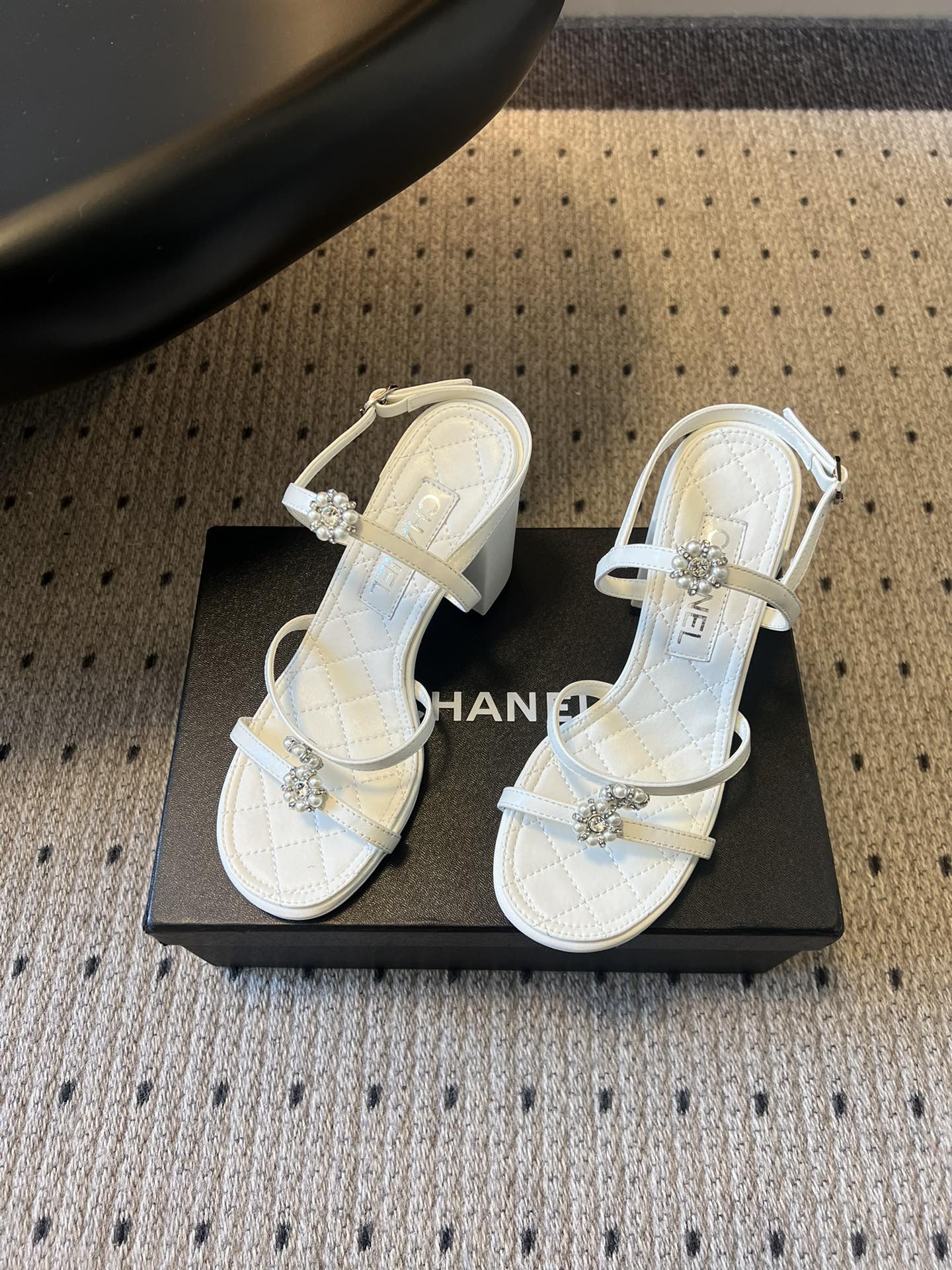 Chane*26SS早春新款珍珠水钻凉鞋把星光碎钻踩在脚边，这双凉鞋太懂少女心了！细带缠绕脚踝，菱格纹鞋