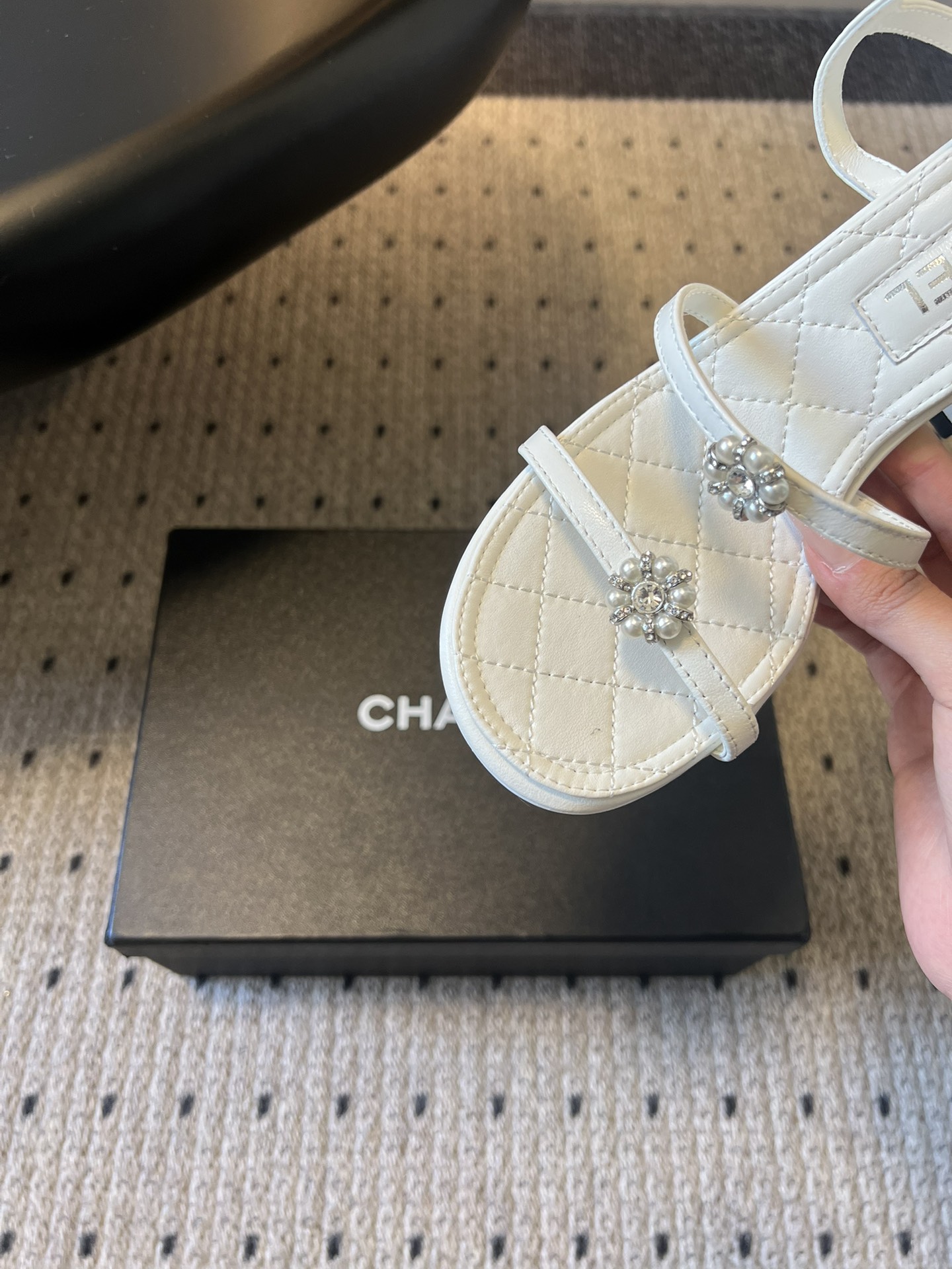 Chane*26SS早春新款珍珠水钻凉鞋把星光碎钻踩在脚边，这双凉鞋太懂少女心了！细带缠绕脚踝，菱格纹鞋