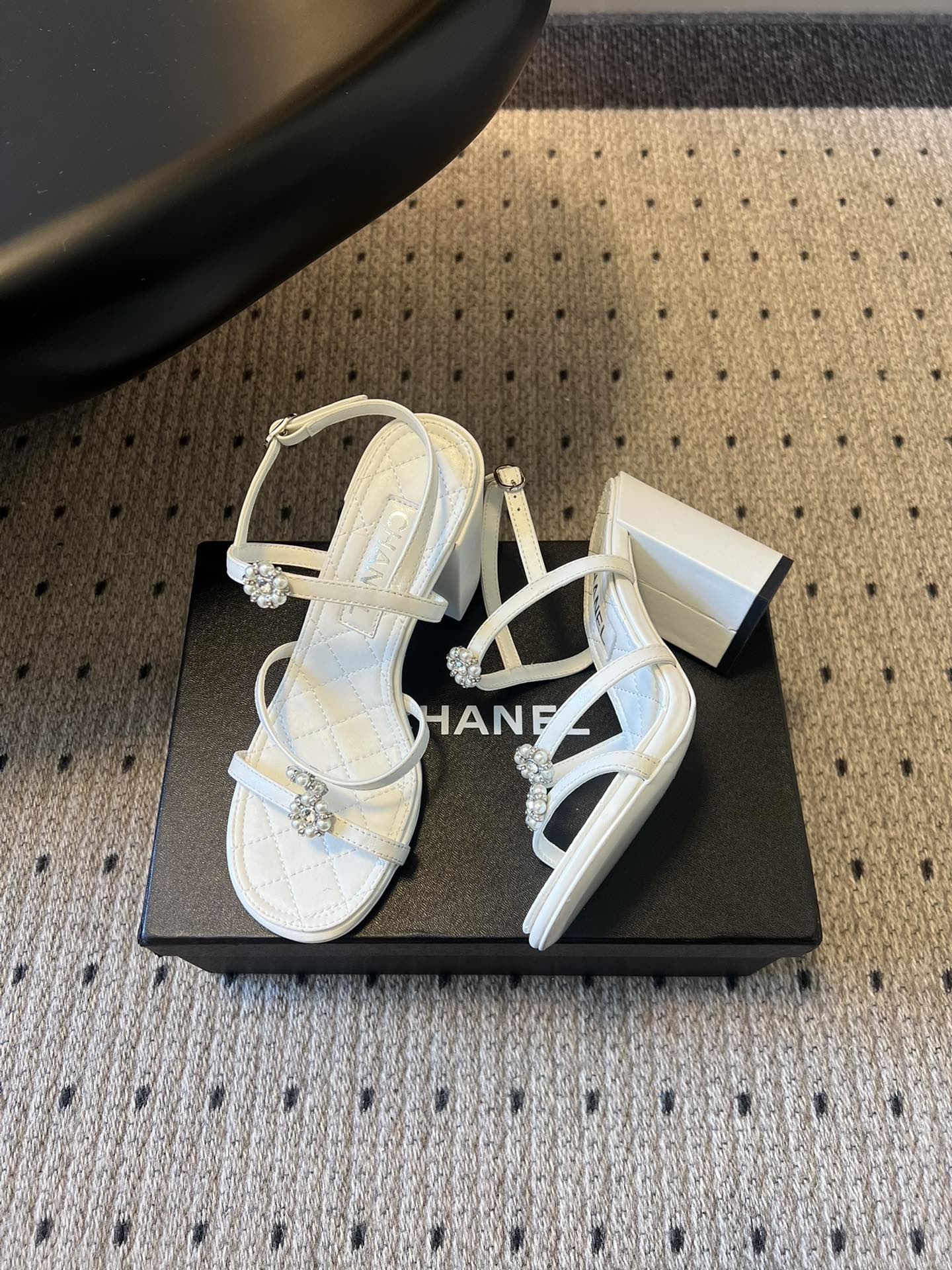 Chane*26SS早春新款珍珠水钻凉鞋把星光碎钻踩在脚边，这双凉鞋太懂少女心了！细带缠绕脚踝，菱格纹鞋