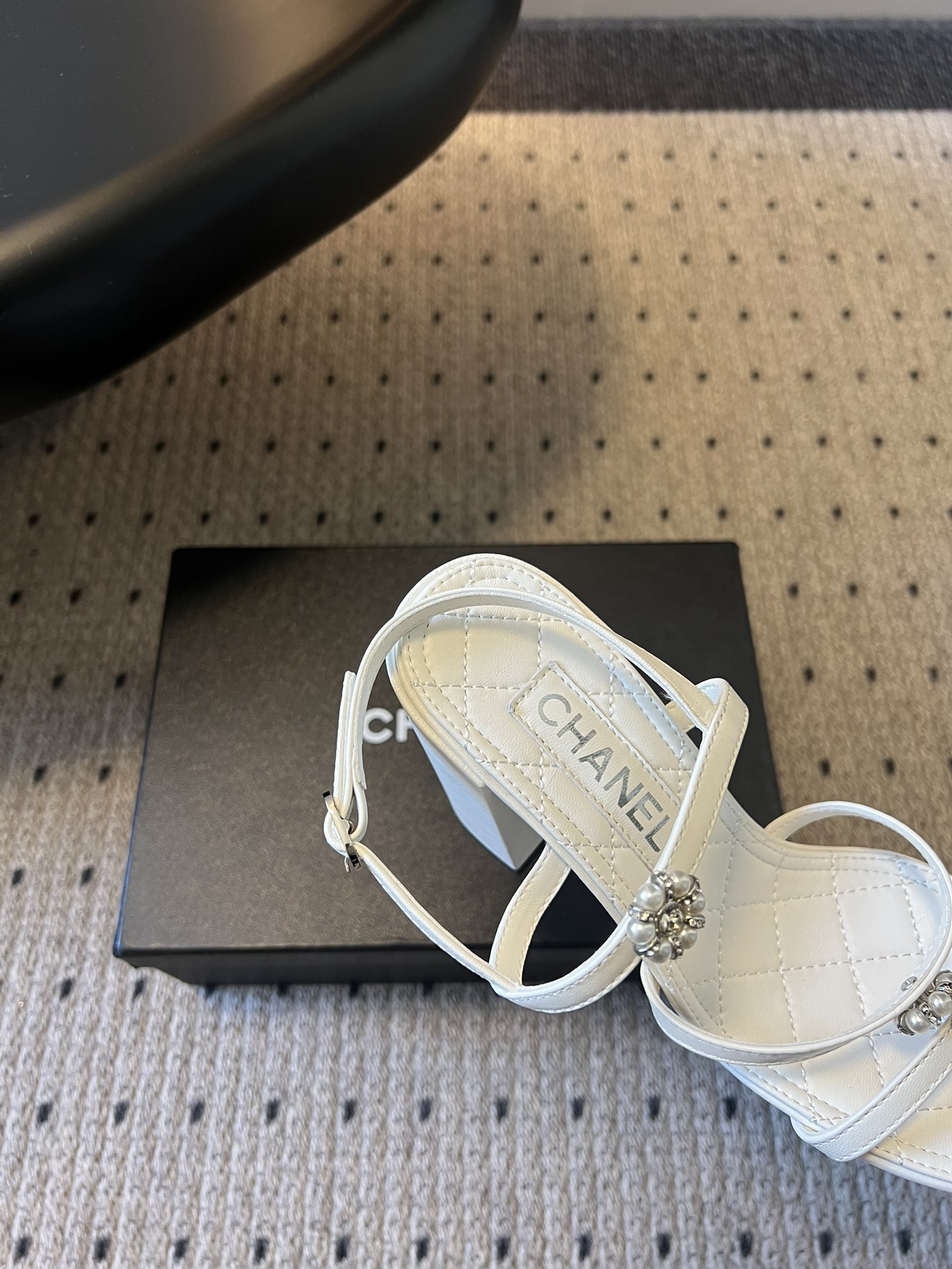 Chane*26SS早春新款珍珠水钻凉鞋把星光碎钻踩在脚边，这双凉鞋太懂少女心了！细带缠绕脚踝，菱格纹鞋