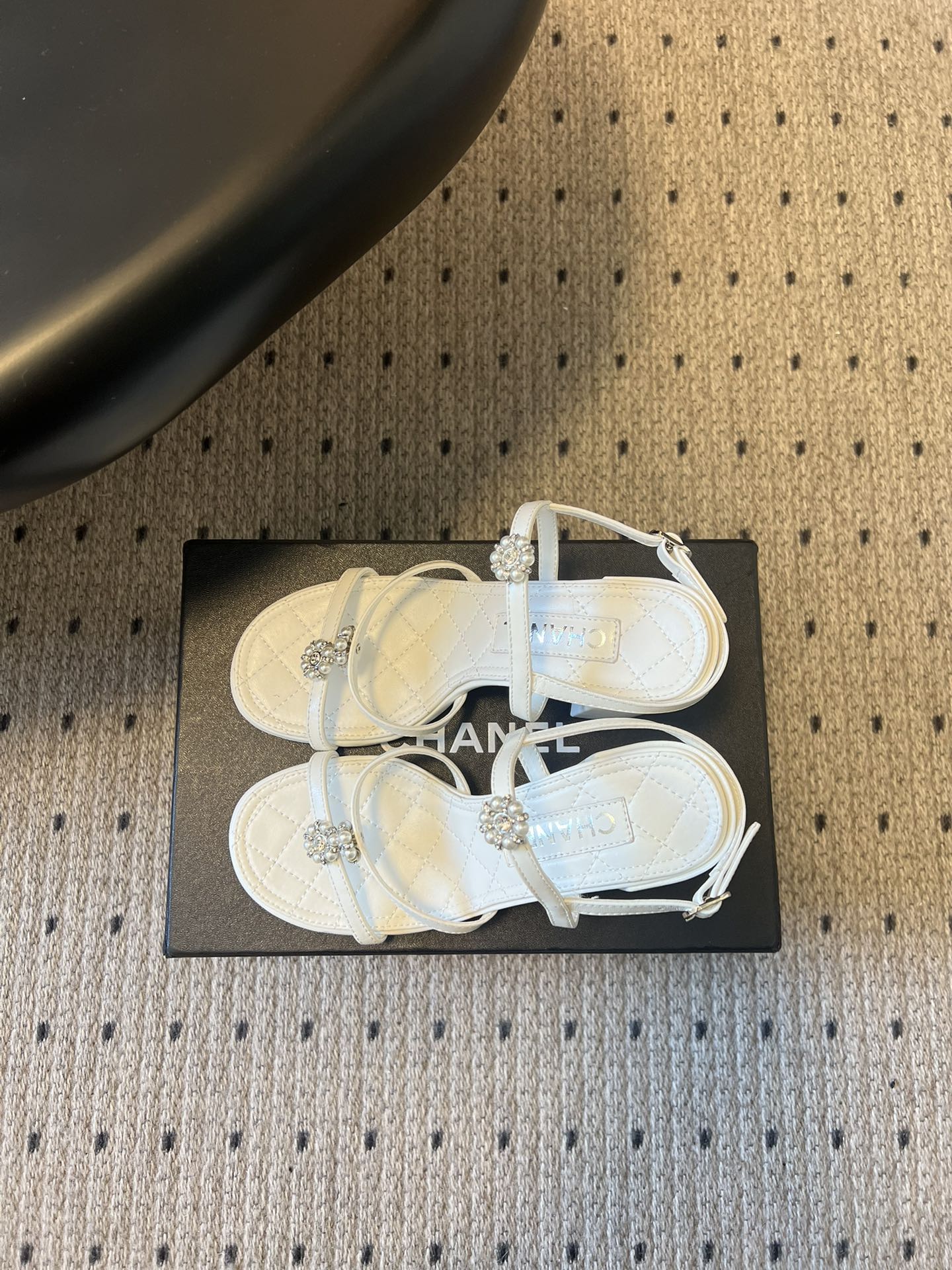 Chane*26SS早春新款珍珠水钻凉鞋把星光碎钻踩在脚边，这双凉鞋太懂少女心了！细带缠绕脚踝，菱格纹鞋