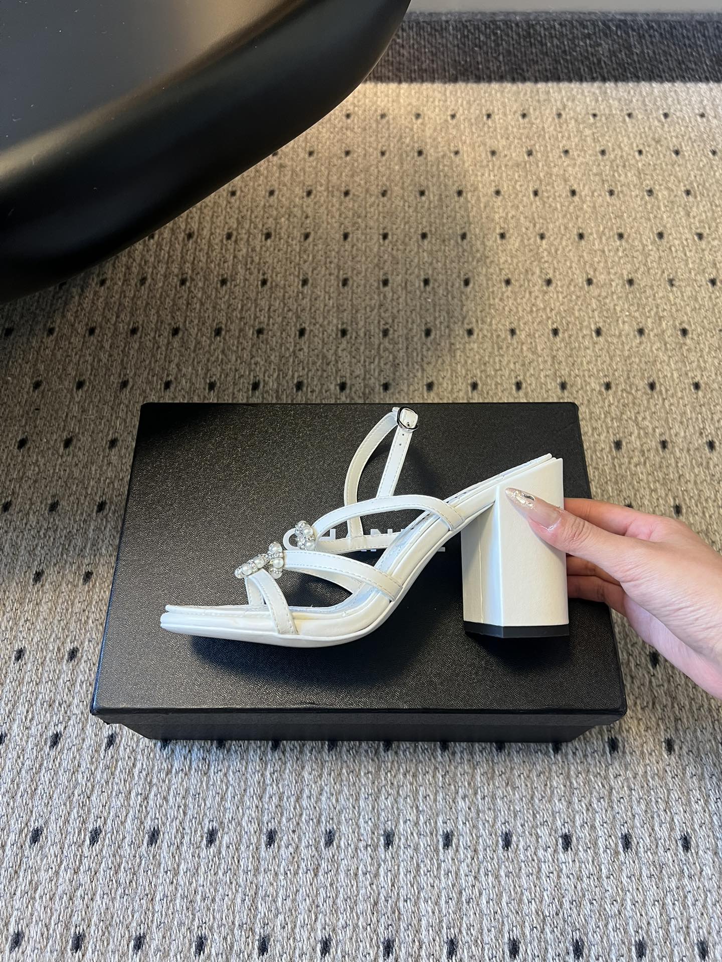 Chane*26SS早春新款珍珠水钻凉鞋把星光碎钻踩在脚边，这双凉鞋太懂少女心了！细带缠绕脚踝，菱格纹鞋