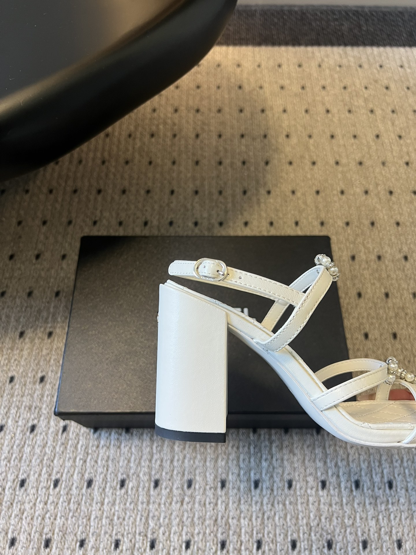 Chane*26SS早春新款珍珠水钻凉鞋把星光碎钻踩在脚边，这双凉鞋太懂少女心了！细带缠绕脚踝，菱格纹鞋