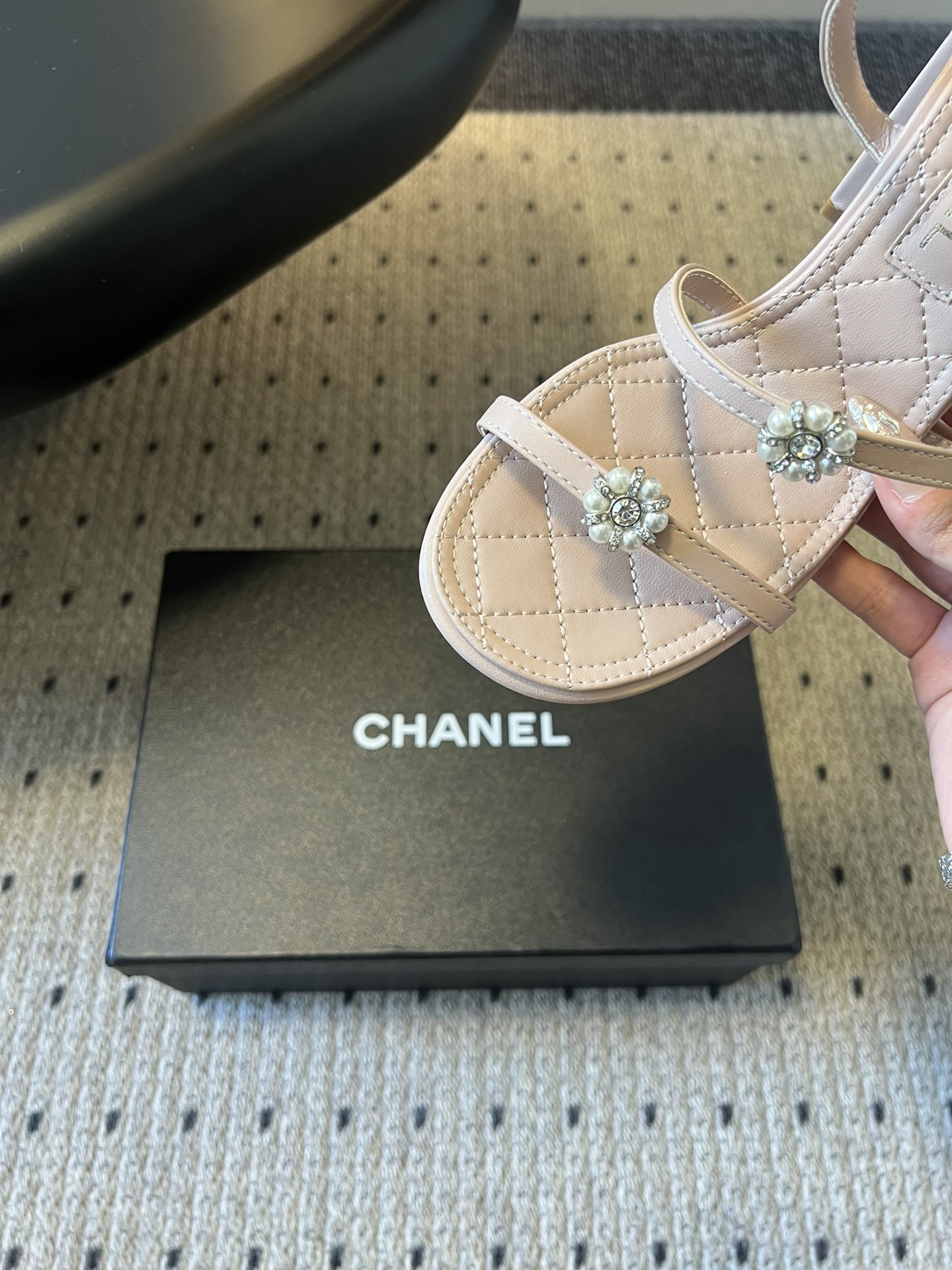 Chane*26SS早春新款珍珠水钻凉鞋把星光碎钻踩在脚边，这双凉鞋太懂少女心了！细带缠绕脚踝，菱格纹鞋