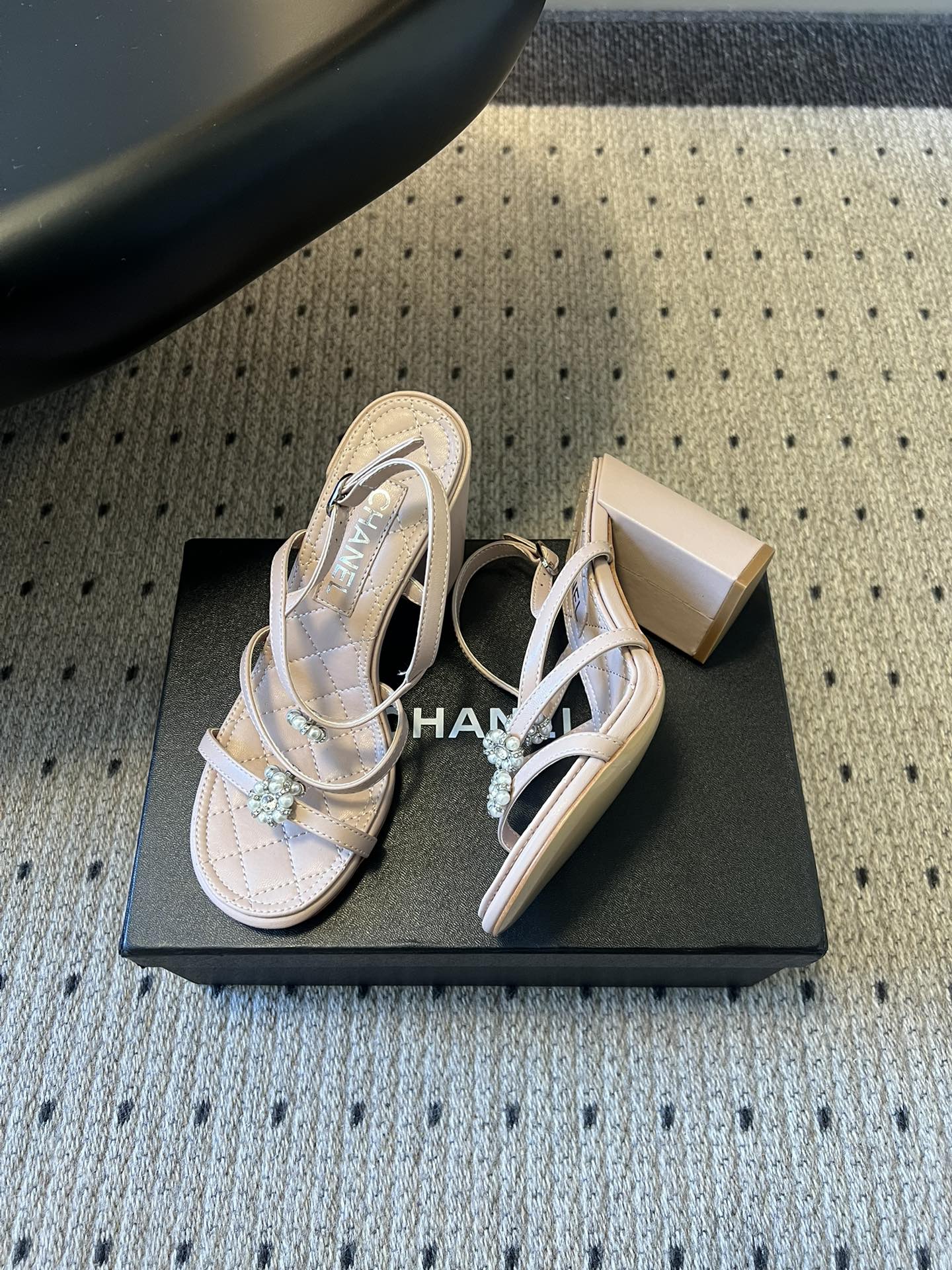 Chane*26SS早春新款珍珠水钻凉鞋把星光碎钻踩在脚边，这双凉鞋太懂少女心了！细带缠绕脚踝，菱格纹鞋