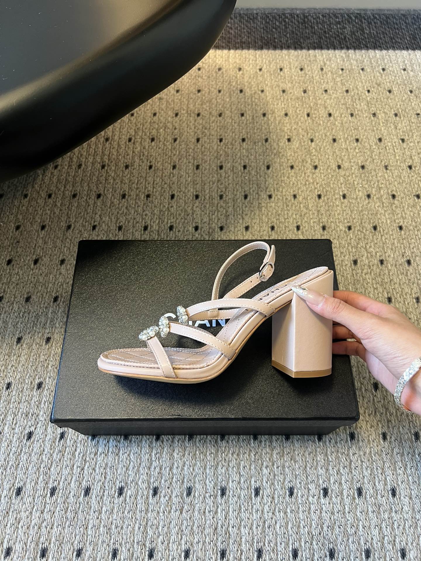 Chane*26SS早春新款珍珠水钻凉鞋把星光碎钻踩在脚边，这双凉鞋太懂少女心了！细带缠绕脚踝，菱格纹鞋