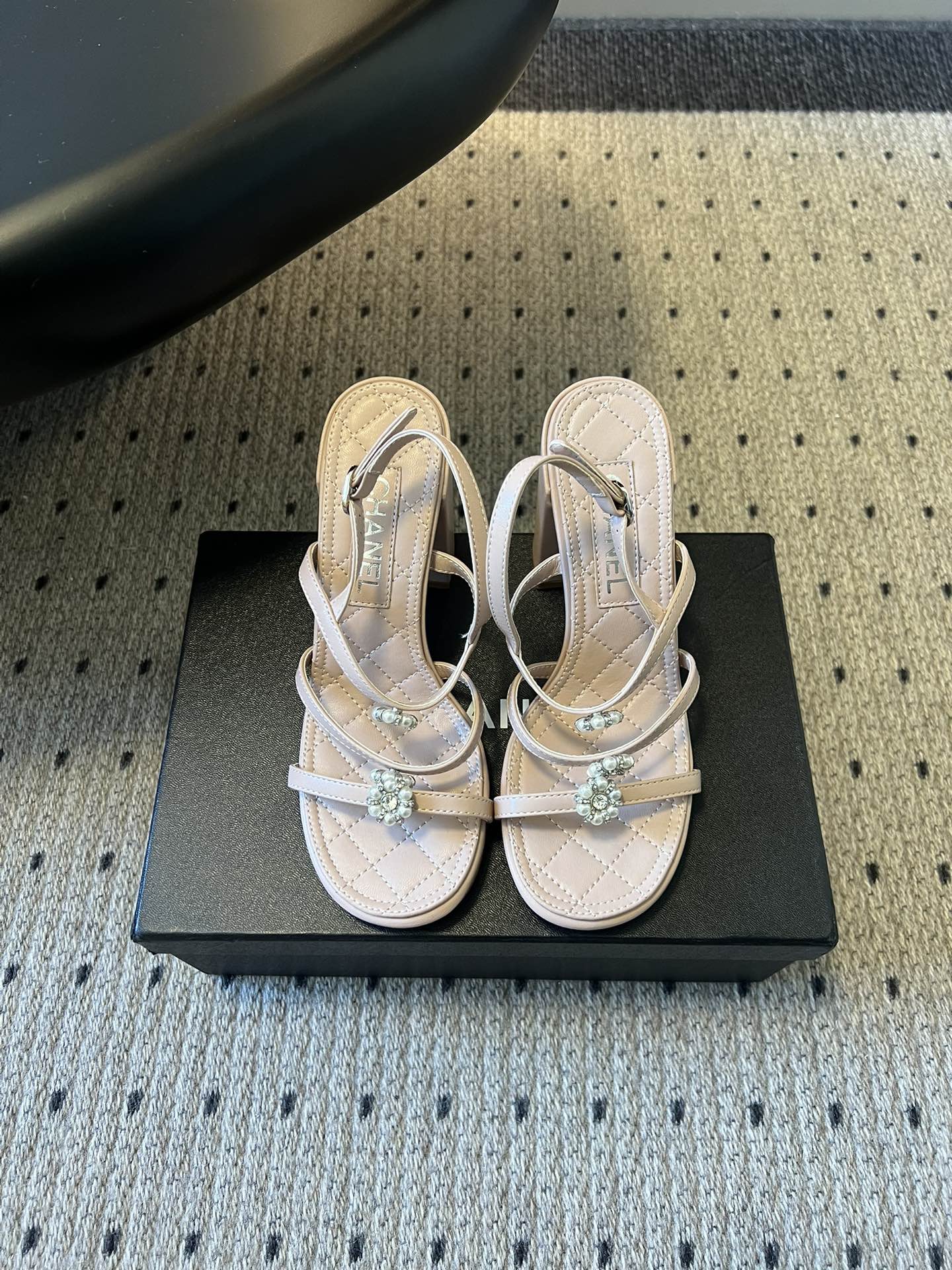 Chane*26SS早春新款珍珠水钻凉鞋把星光碎钻踩在脚边，这双凉鞋太懂少女心了！细带缠绕脚踝，菱格纹鞋