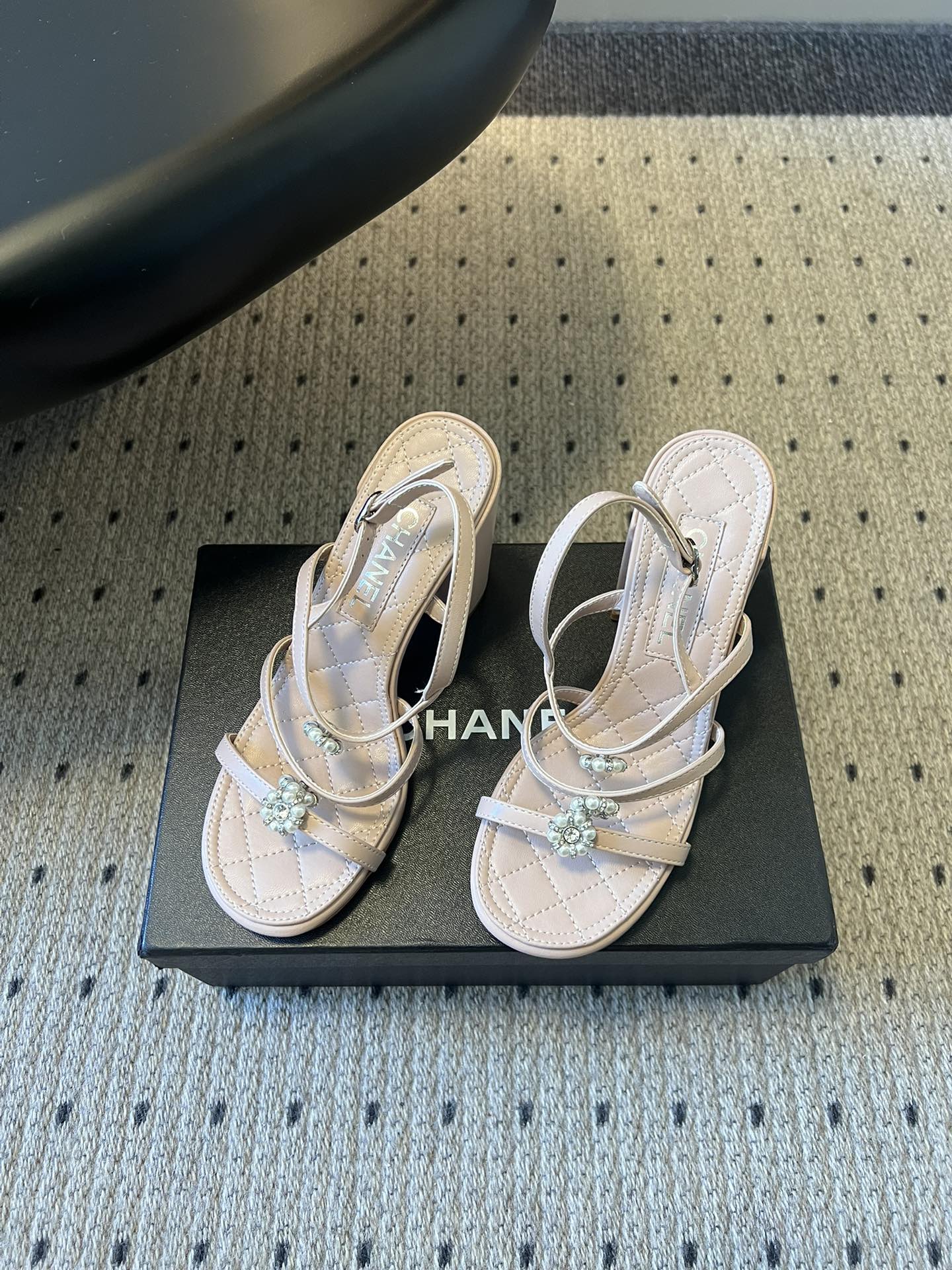 Chane*26SS早春新款珍珠水钻凉鞋把星光碎钻踩在脚边，这双凉鞋太懂少女心了！细带缠绕脚踝，菱格纹鞋
