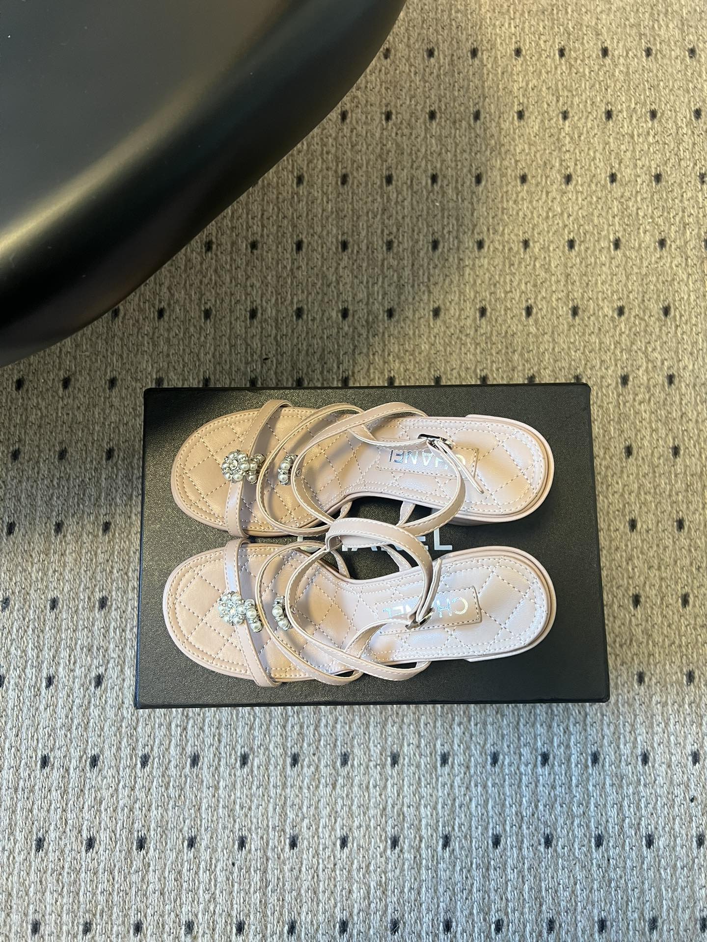 Chane*26SS早春新款珍珠水钻凉鞋把星光碎钻踩在脚边，这双凉鞋太懂少女心了！细带缠绕脚踝，菱格纹鞋