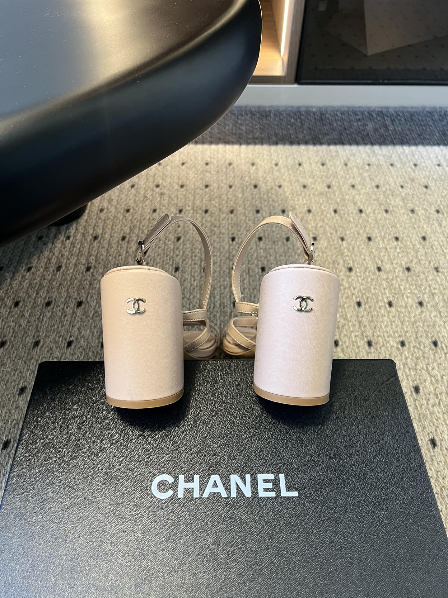 Chane*26SS早春新款珍珠水钻凉鞋把星光碎钻踩在脚边，这双凉鞋太懂少女心了！细带缠绕脚踝，菱格纹鞋