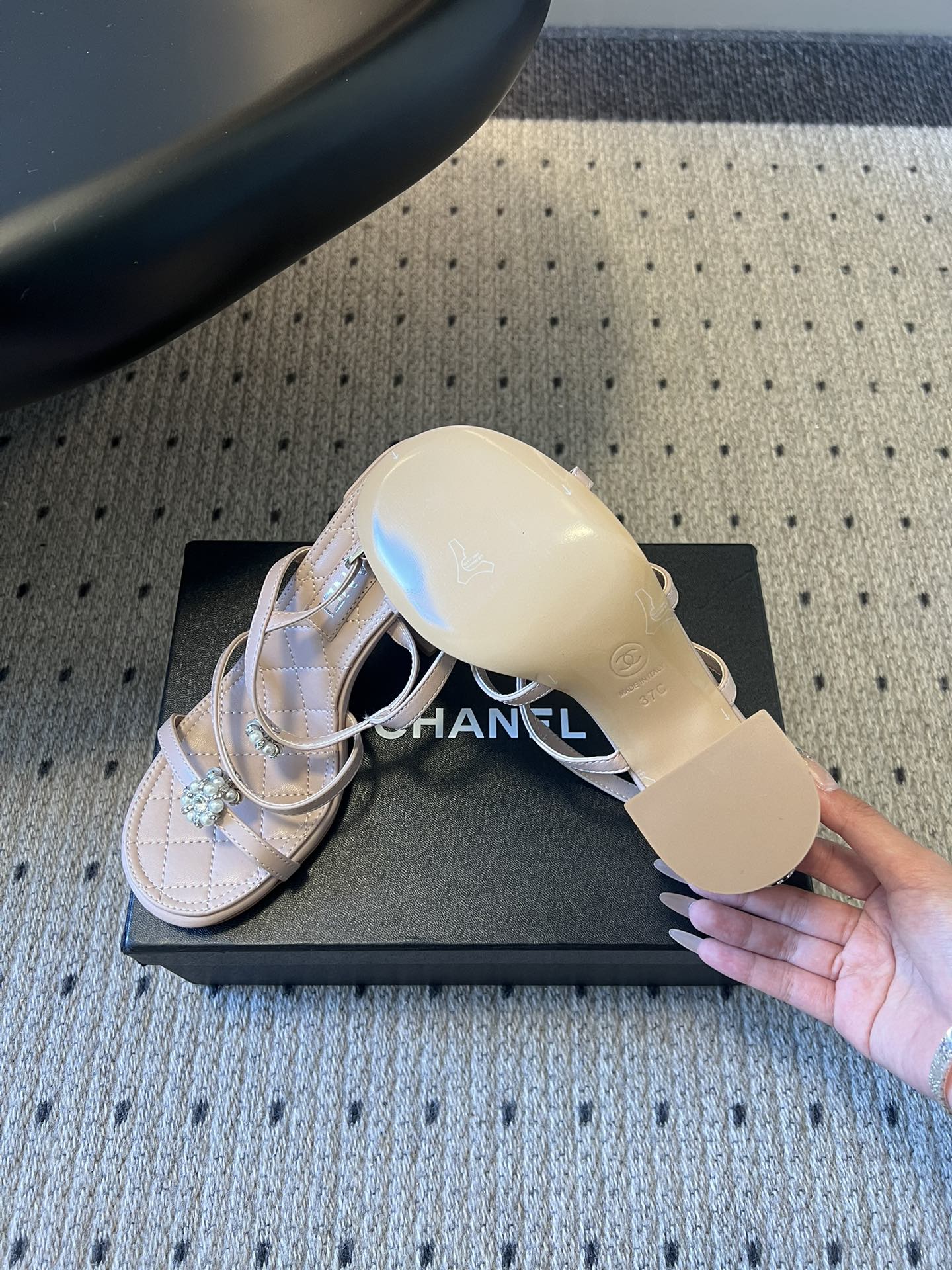 Chane*26SS早春新款珍珠水钻凉鞋把星光碎钻踩在脚边，这双凉鞋太懂少女心了！细带缠绕脚踝，菱格纹鞋