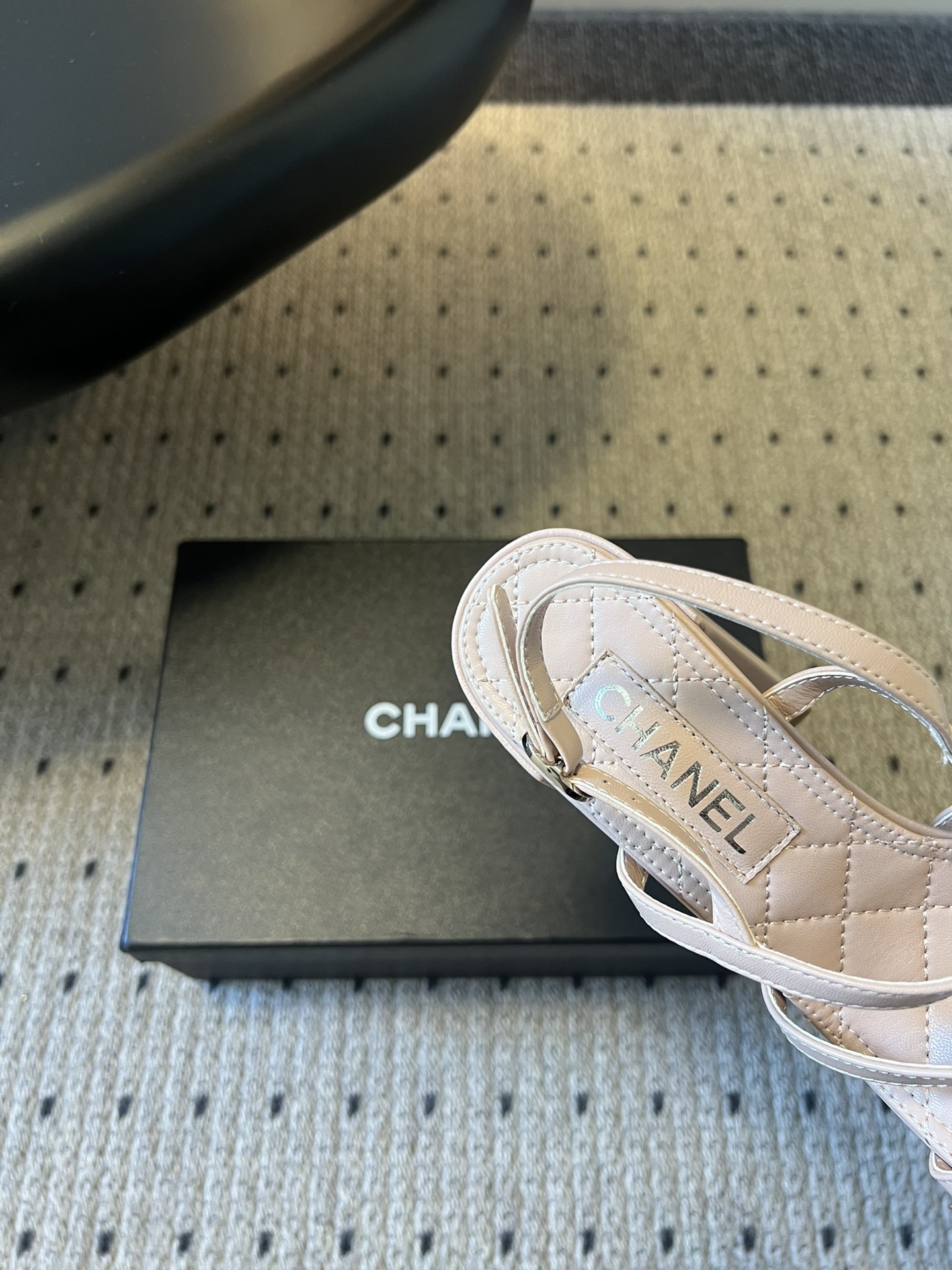 Chane*26SS早春新款珍珠水钻凉鞋把星光碎钻踩在脚边，这双凉鞋太懂少女心了！细带缠绕脚踝，菱格纹鞋