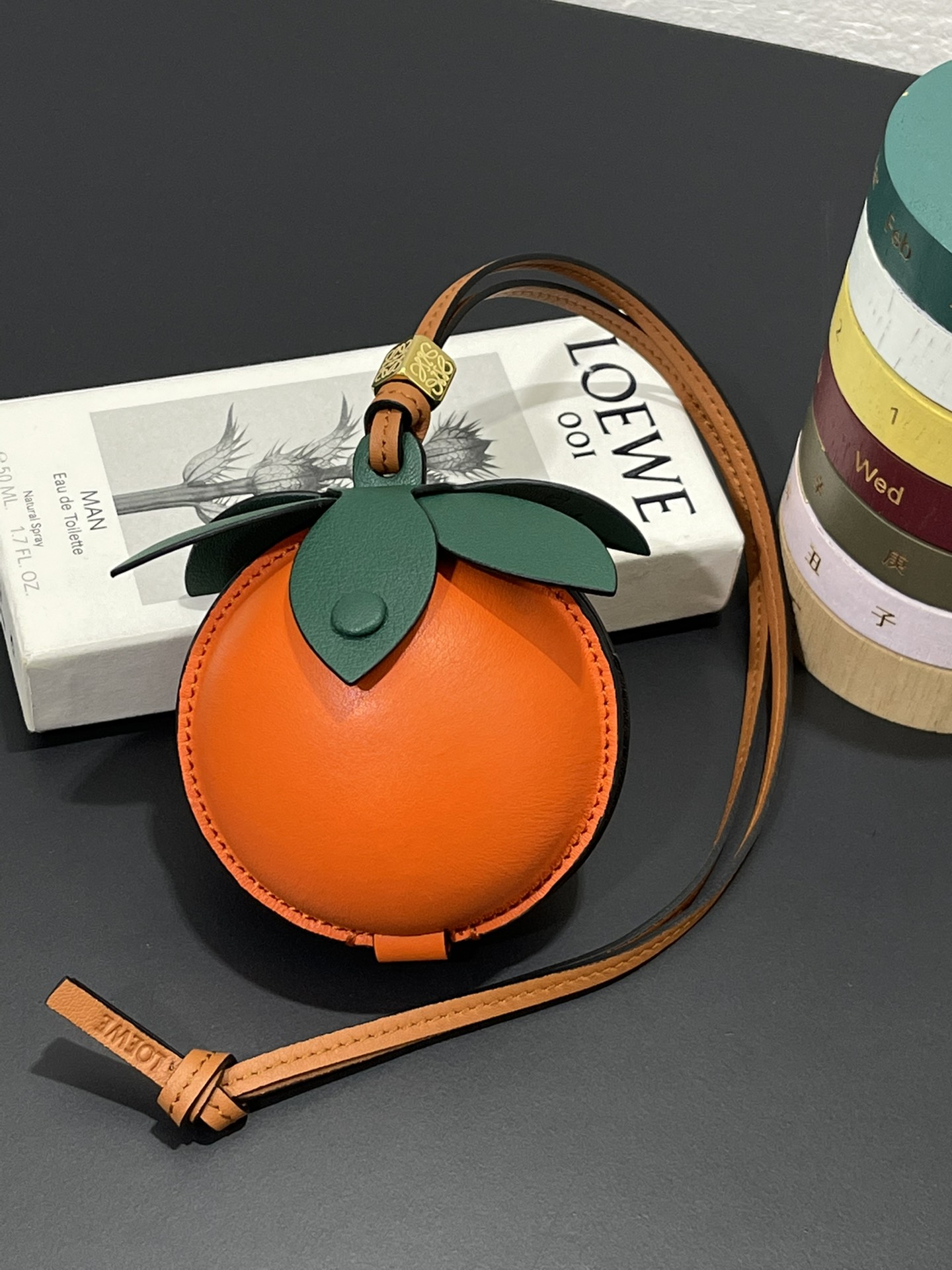 NO:763593,Are you happy?  or Da Ju Da Li?  They are all so cute. The pendant is made of calfskin with contrasting colors and fastened with snap buttons. You can put some small items and change inside, and can be hung on your neck or bag. Style number 327, size 12*11 (cards cannot be placed), Loewe wallet, loewe, wallets, cowhide19860909柿柿如意？or 大橘大利？ 都太可爱了挂件 采用小牛皮撞色搭配, 按扣固定, 内里可放些小件物品及零钱, 可挂于脖子及包包. 款号327 尺寸 12*11（不可以放卡哦）,罗意威钱包,loewe,wallets,cowhide,欧美剧