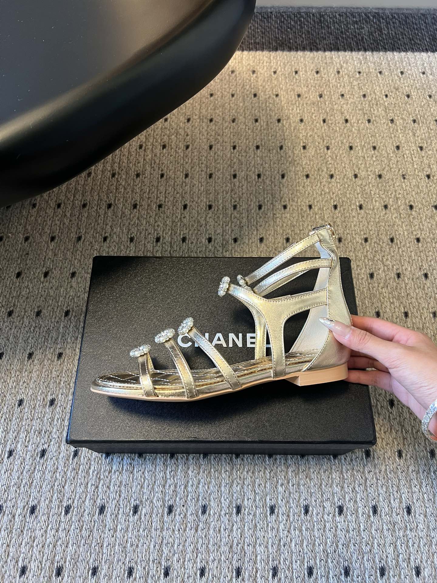 Chane*26SS早春新款珍珠水钻平底凉鞋把星光碎钻踩在脚边，这双凉鞋太懂少女心了！细带缠绕脚踝，菱格