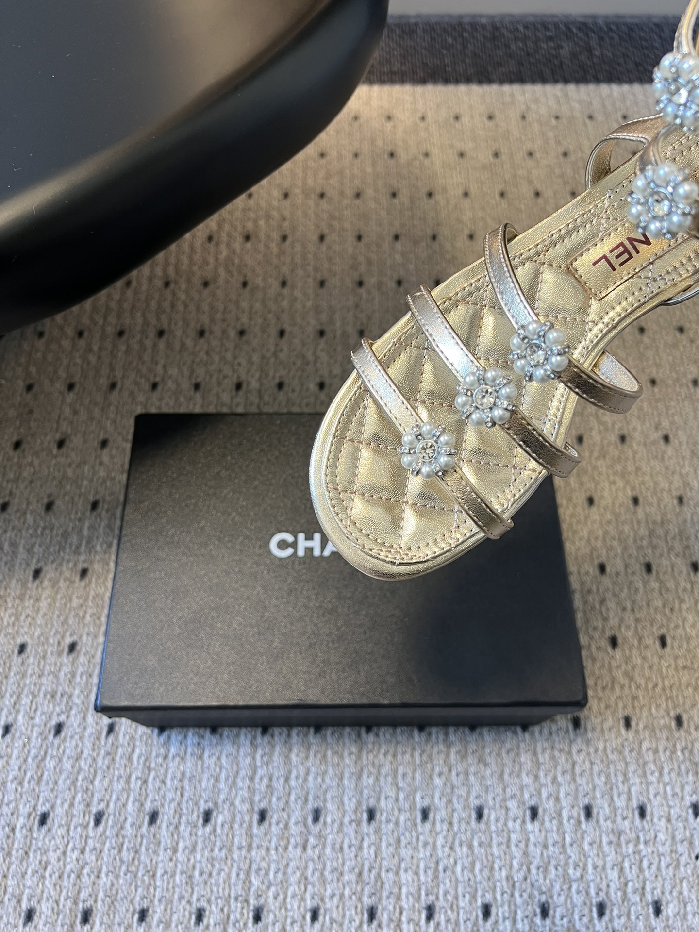 Chane*26SS早春新款珍珠水钻平底凉鞋把星光碎钻踩在脚边，这双凉鞋太懂少女心了！细带缠绕脚踝，菱格