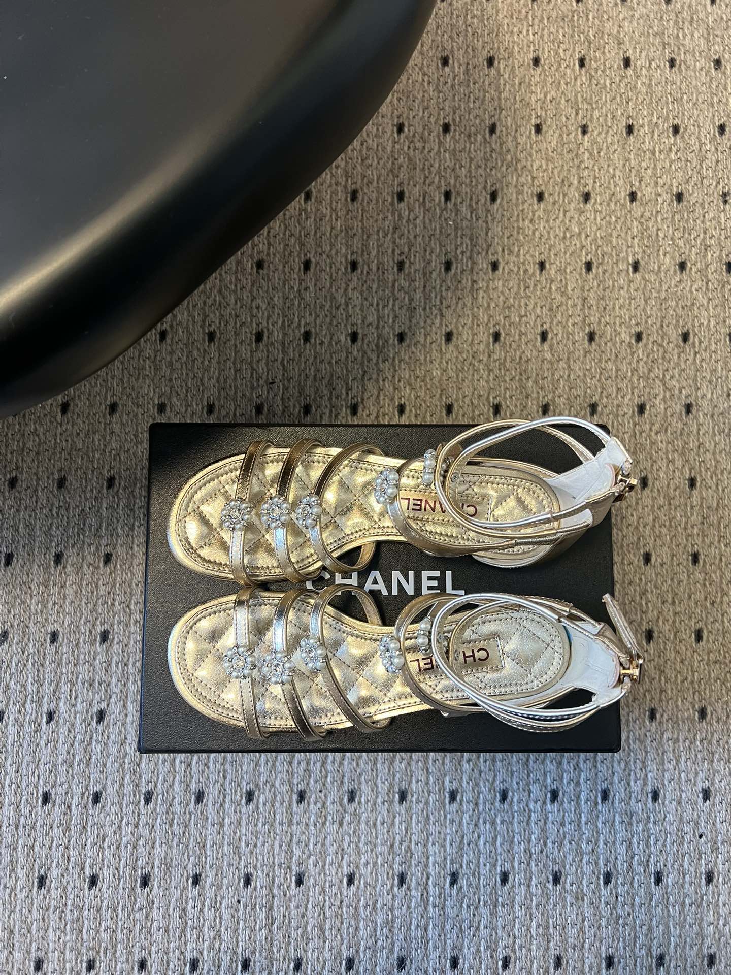 Chane*26SS早春新款珍珠水钻平底凉鞋把星光碎钻踩在脚边，这双凉鞋太懂少女心了！细带缠绕脚踝，菱格