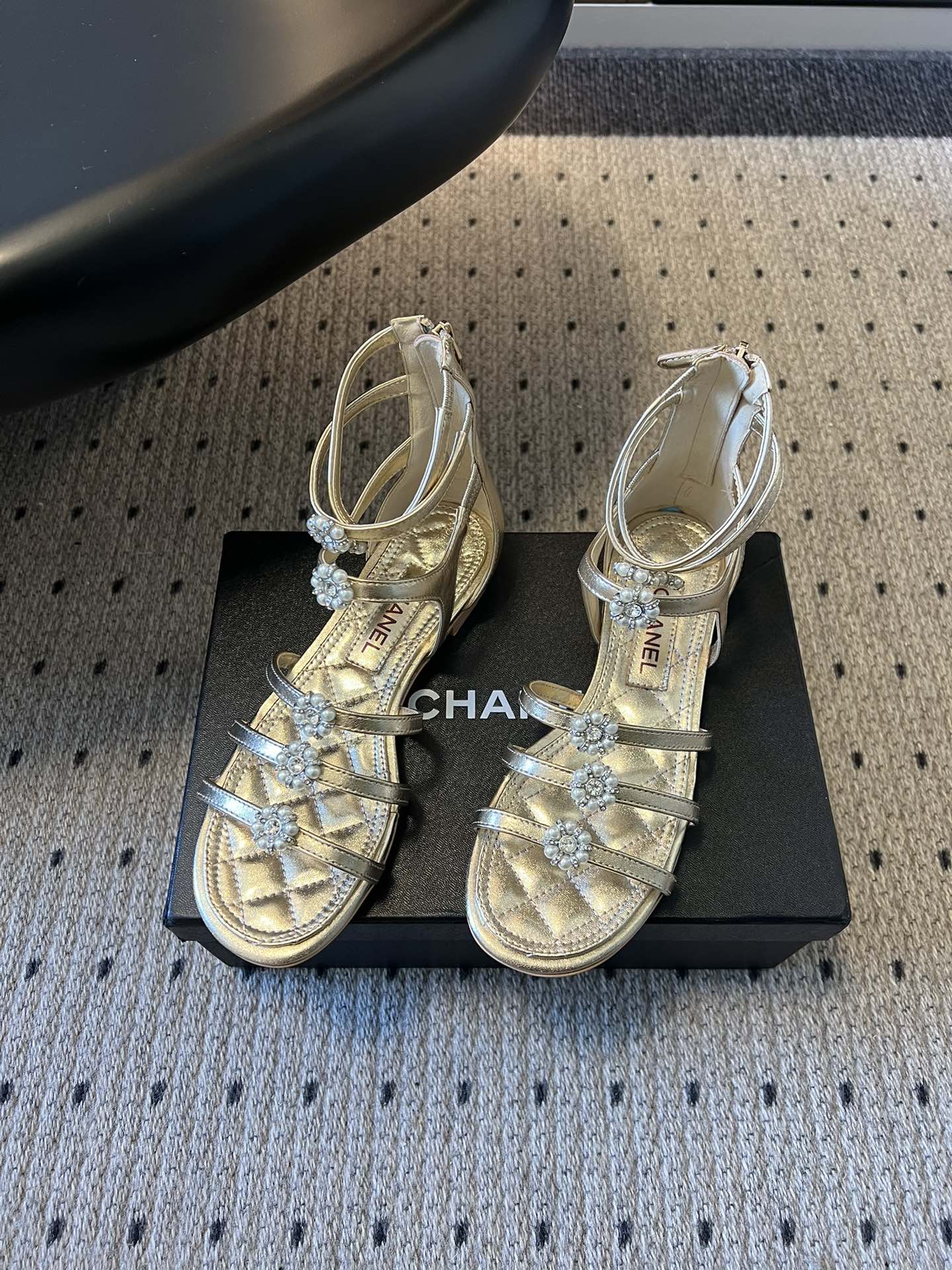 Chane*26SS早春新款珍珠水钻平底凉鞋把星光碎钻踩在脚边，这双凉鞋太懂少女心了！细带缠绕脚踝，菱格