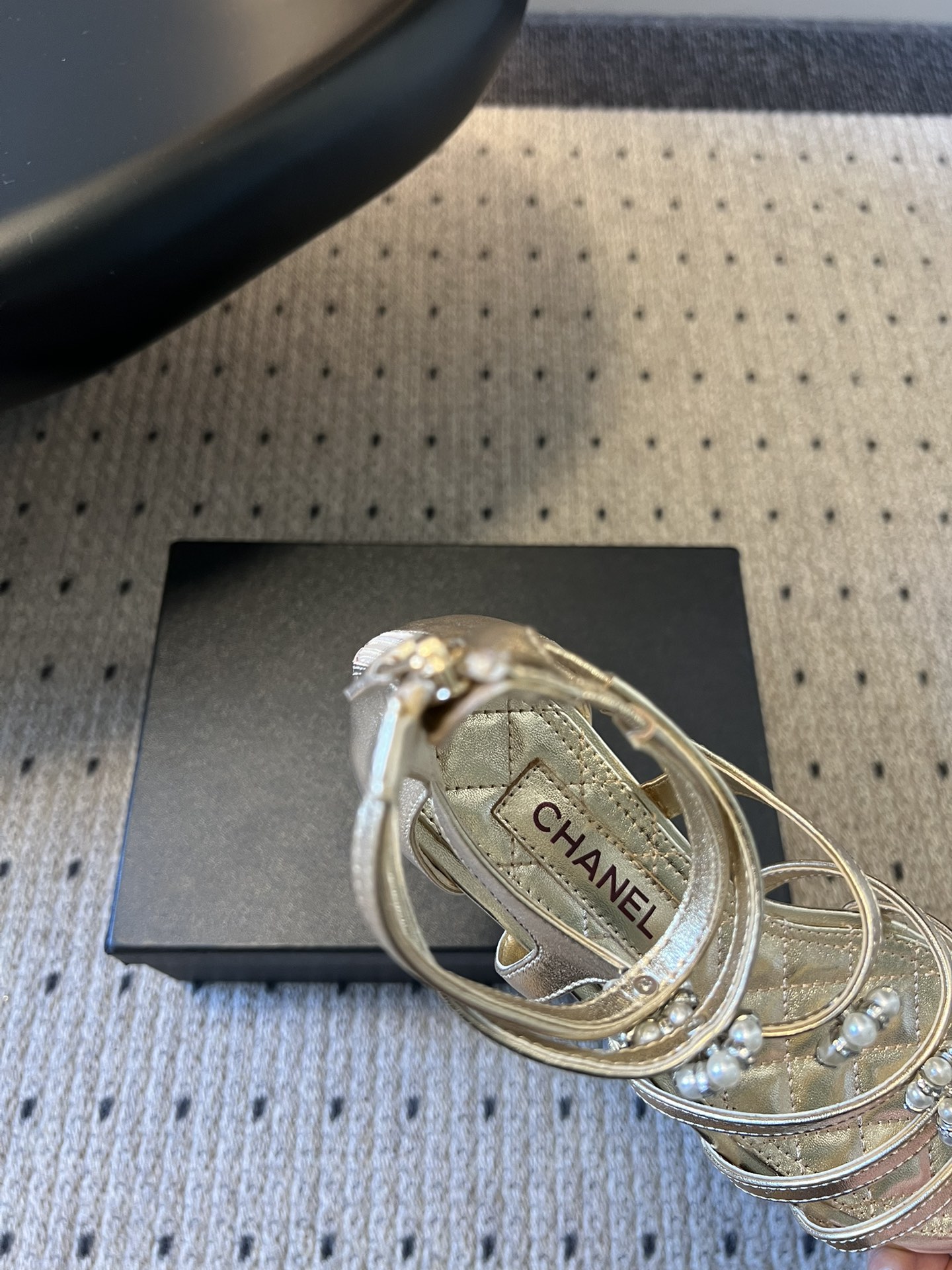 Chane*26SS早春新款珍珠水钻平底凉鞋把星光碎钻踩在脚边，这双凉鞋太懂少女心了！细带缠绕脚踝，菱格