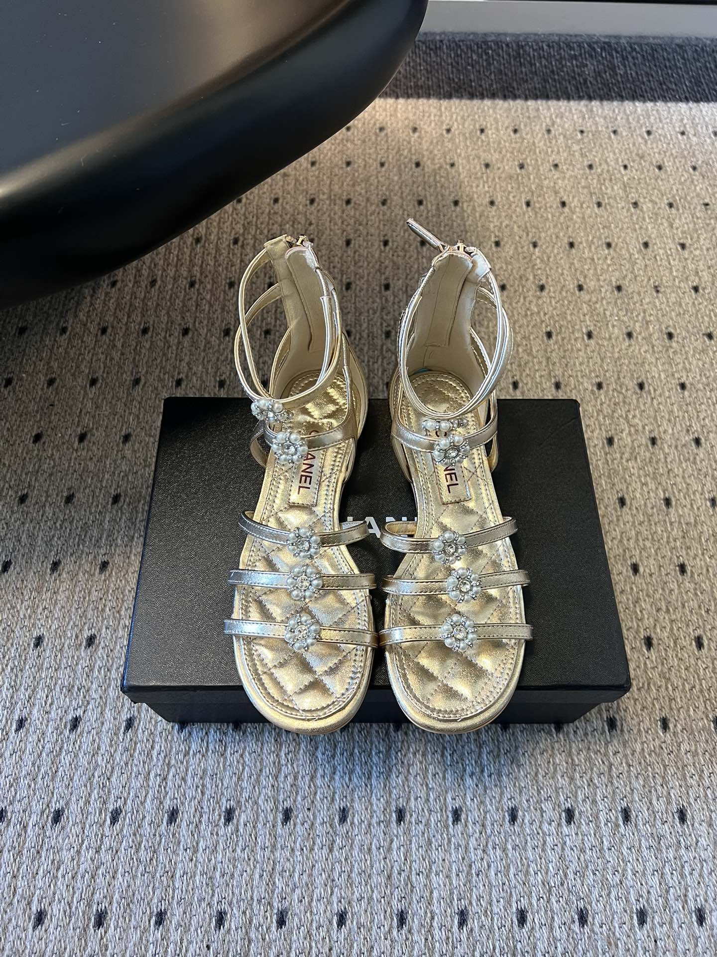 Chane*26SS早春新款珍珠水钻平底凉鞋把星光碎钻踩在脚边，这双凉鞋太懂少女心了！细带缠绕脚踝，菱格