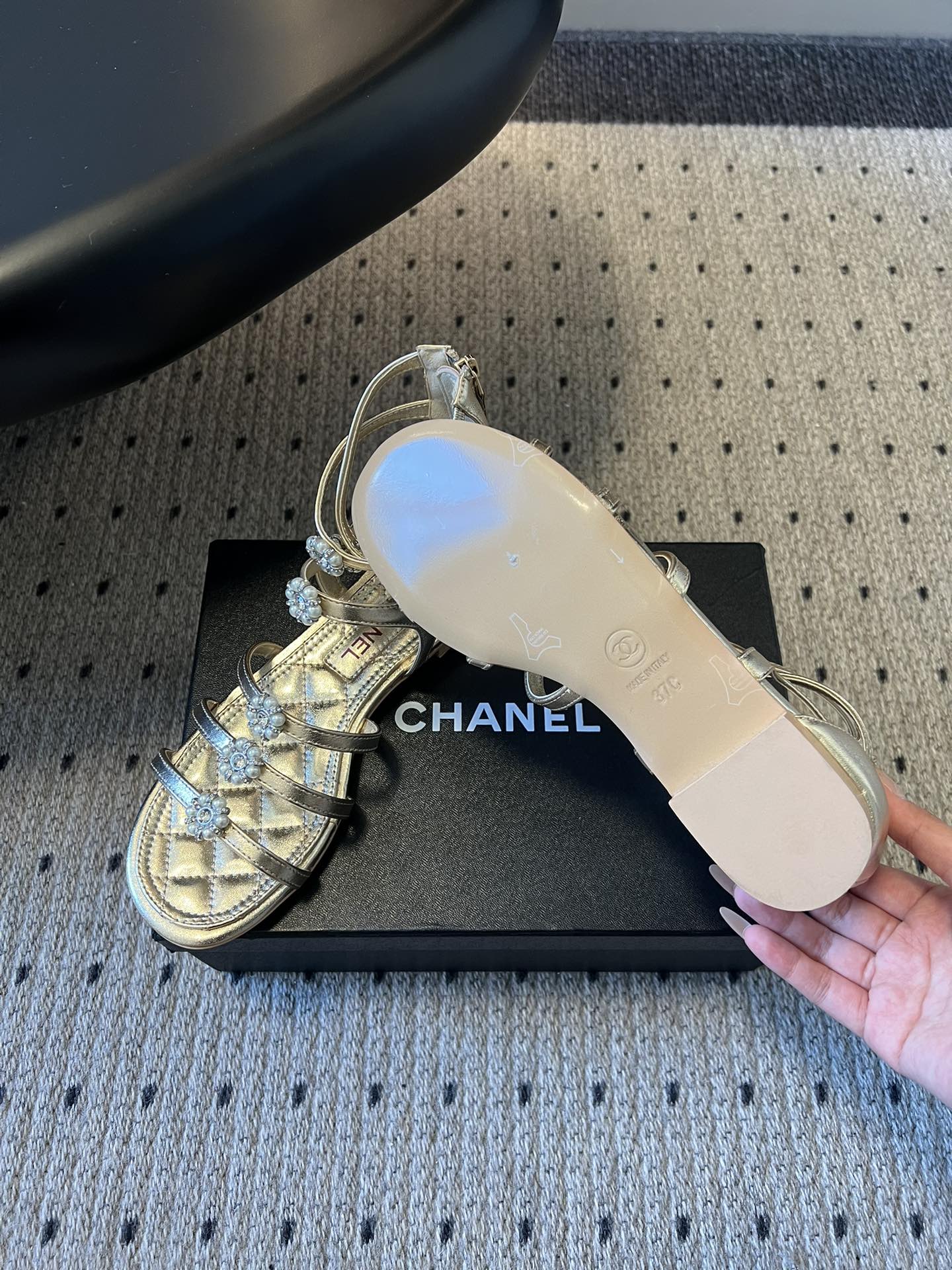 Chane*26SS早春新款珍珠水钻平底凉鞋把星光碎钻踩在脚边，这双凉鞋太懂少女心了！细带缠绕脚踝，菱格