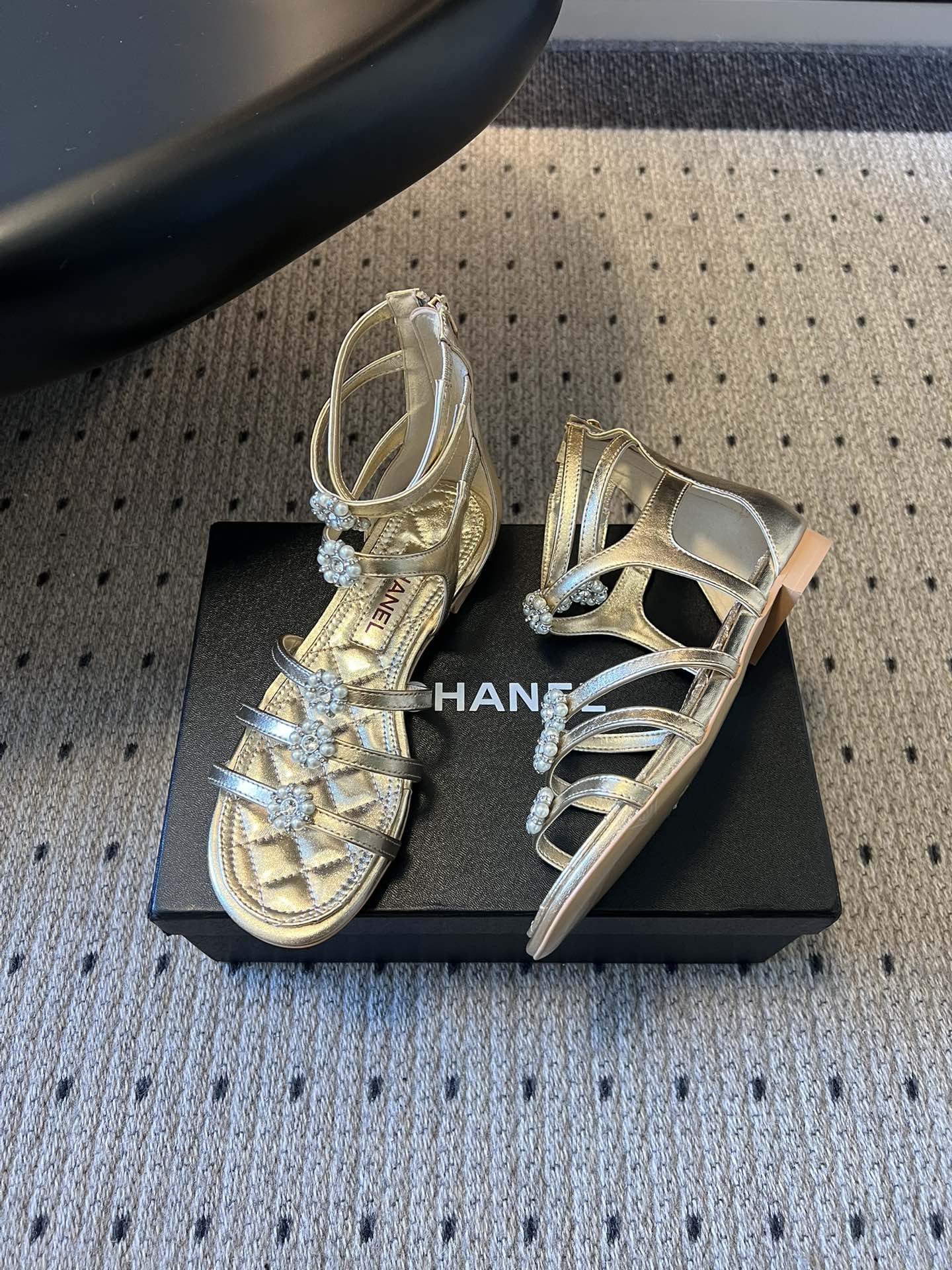 Chane*26SS早春新款珍珠水钻平底凉鞋把星光碎钻踩在脚边，这双凉鞋太懂少女心了！细带缠绕脚踝，菱格