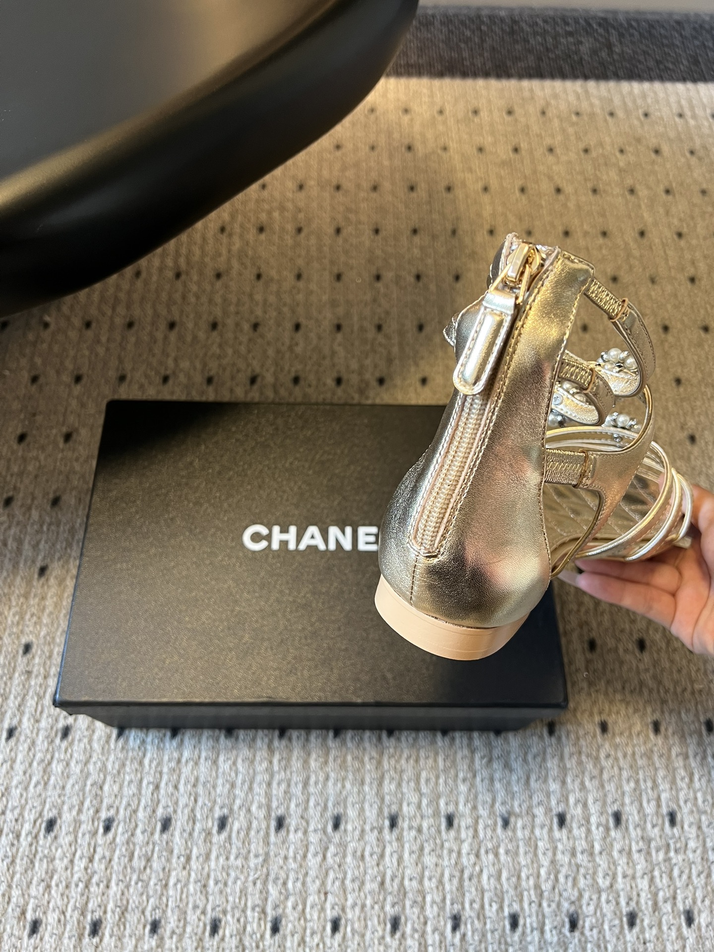 Chane*26SS早春新款珍珠水钻平底凉鞋把星光碎钻踩在脚边，这双凉鞋太懂少女心了！细带缠绕脚踝，菱格