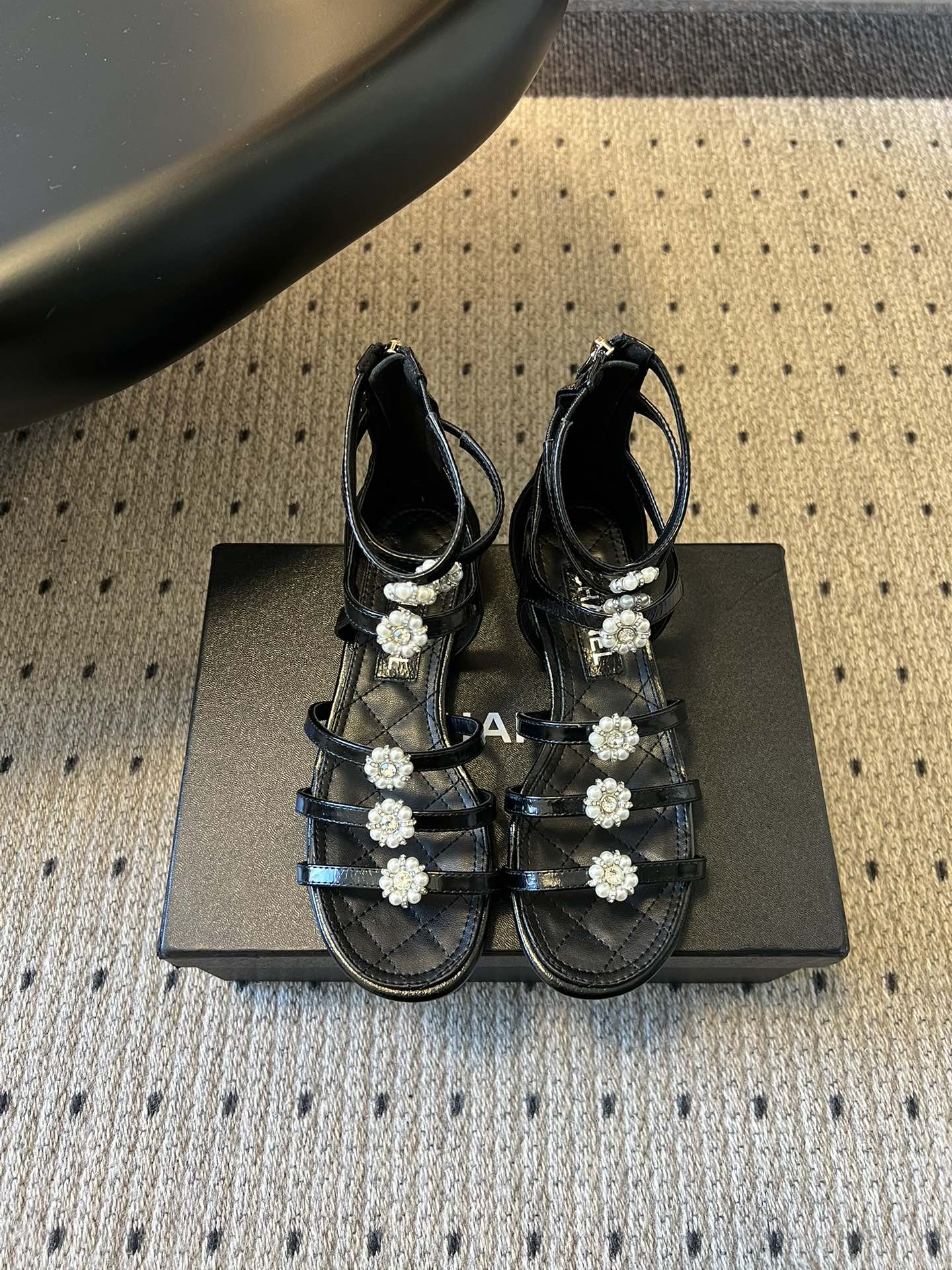 Chane*26SS早春新款珍珠水钻平底凉鞋把星光碎钻踩在脚边，这双凉鞋太懂少女心了！细带缠绕脚踝，菱格