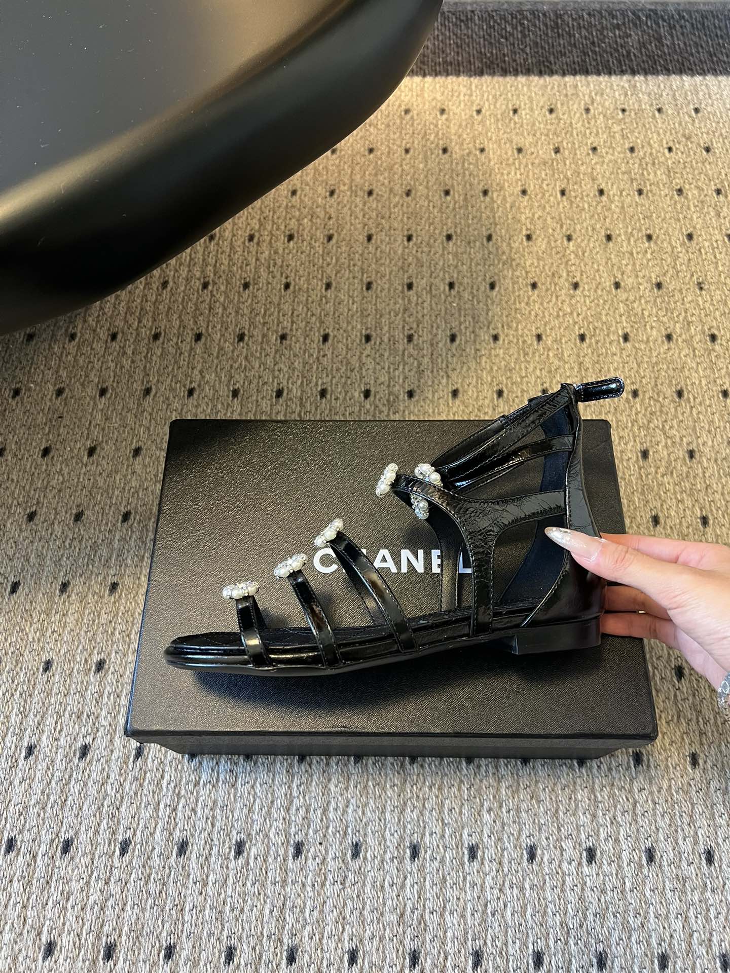 Chane*26SS早春新款珍珠水钻平底凉鞋把星光碎钻踩在脚边，这双凉鞋太懂少女心了！细带缠绕脚踝，菱格