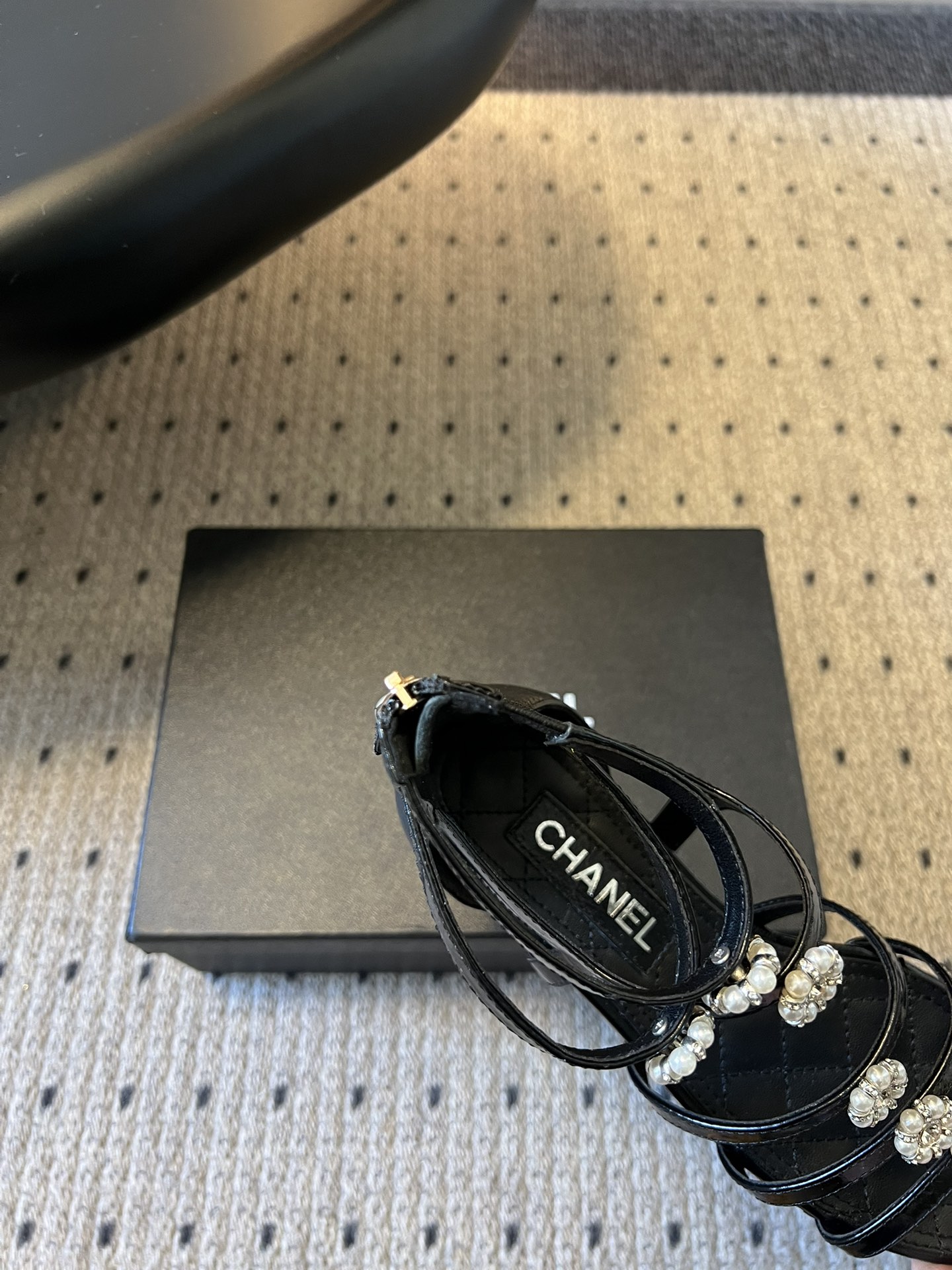 Chane*26SS早春新款珍珠水钻平底凉鞋把星光碎钻踩在脚边，这双凉鞋太懂少女心了！细带缠绕脚踝，菱格