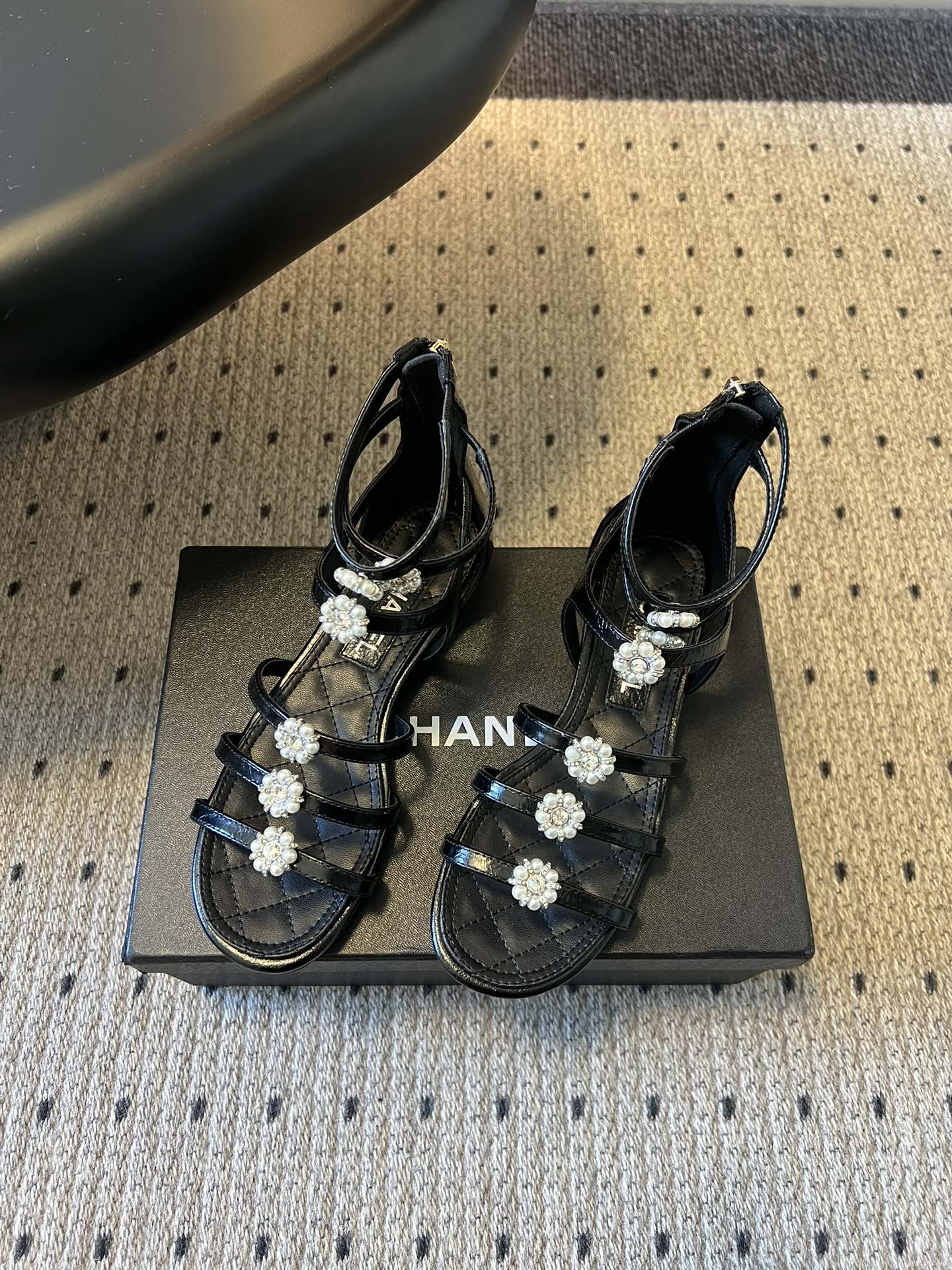 Chane*26SS早春新款珍珠水钻平底凉鞋把星光碎钻踩在脚边，这双凉鞋太懂少女心了！细带缠绕脚踝，菱格