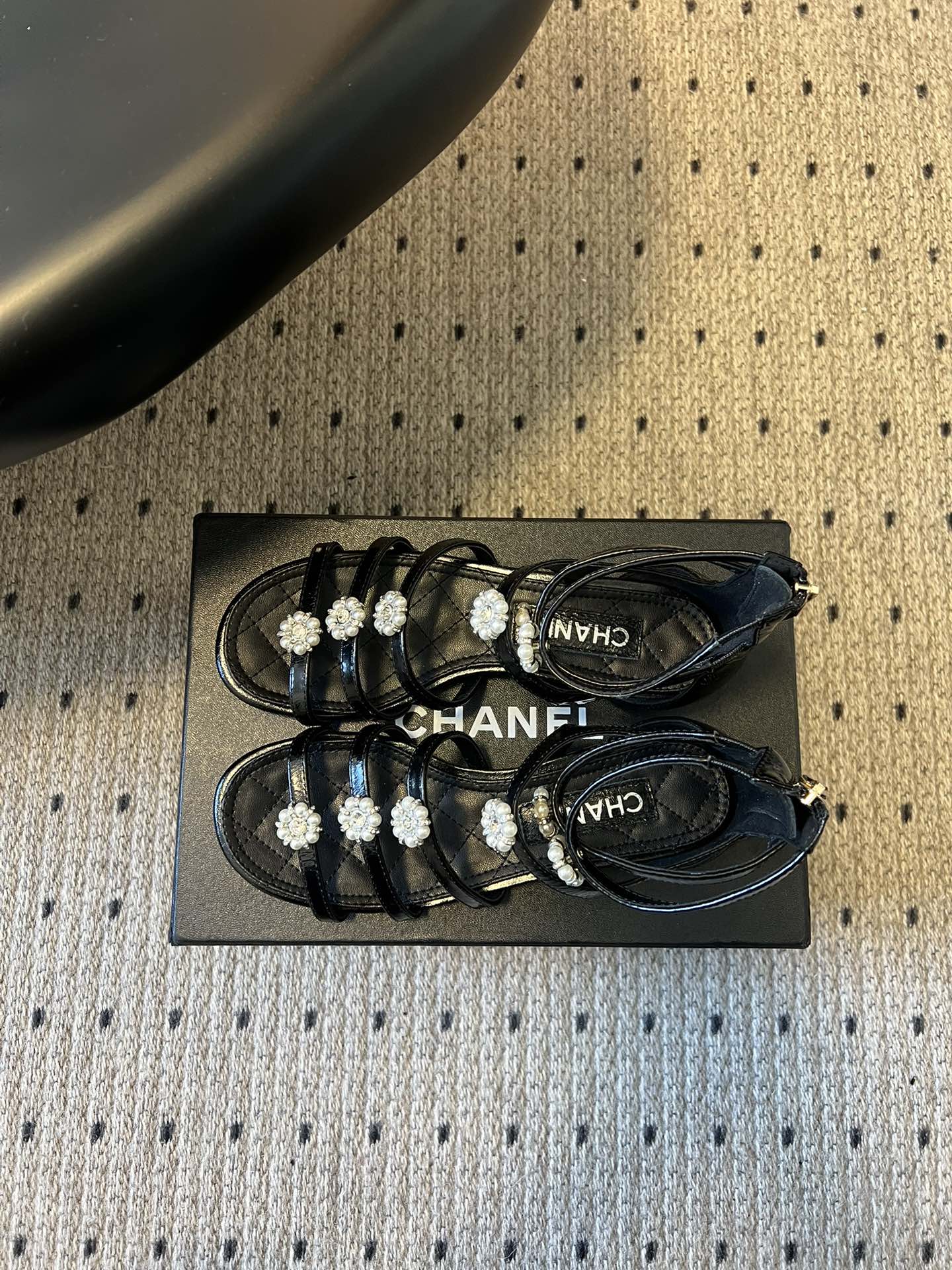 Chane*26SS早春新款珍珠水钻平底凉鞋把星光碎钻踩在脚边，这双凉鞋太懂少女心了！细带缠绕脚踝，菱格