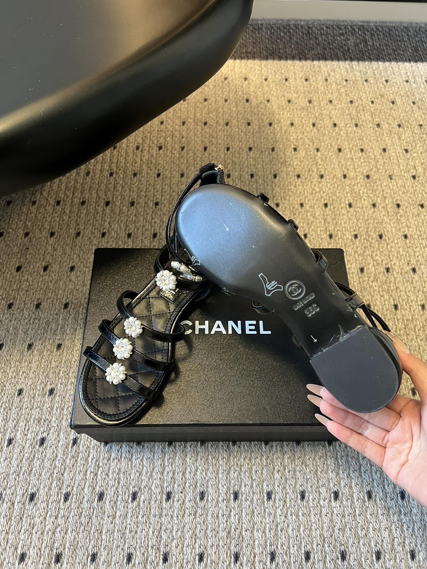 Chane*26SS早春新款珍珠水钻平底凉鞋把星光碎钻踩在脚边，这双凉鞋太懂少女心了！细带缠绕脚踝，菱格