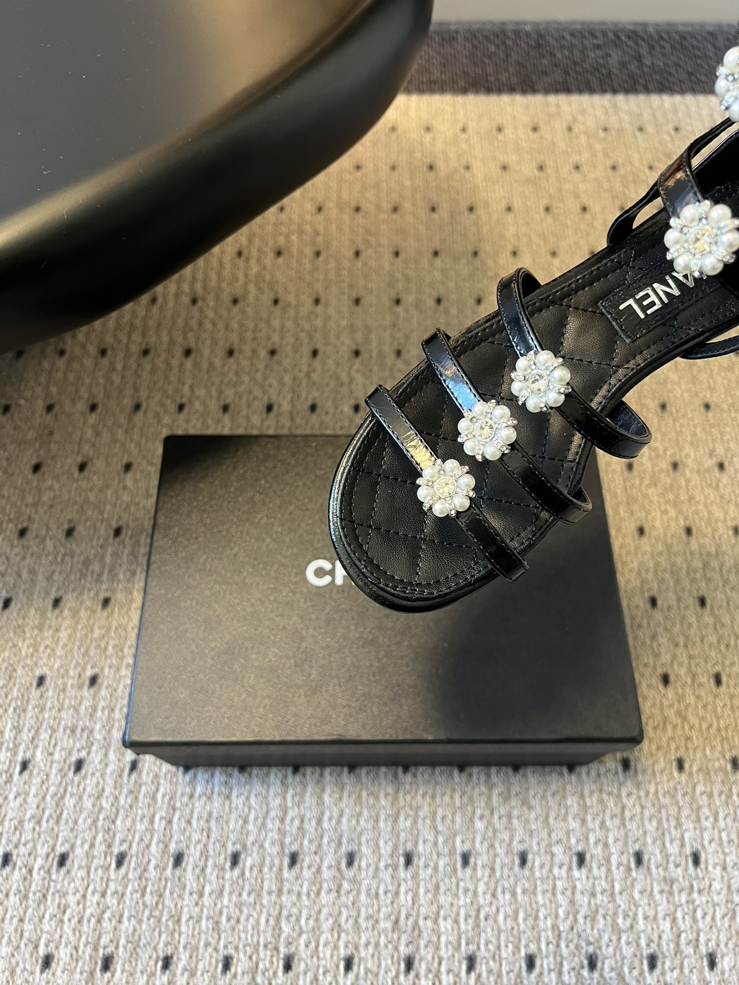Chane*26SS早春新款珍珠水钻平底凉鞋把星光碎钻踩在脚边，这双凉鞋太懂少女心了！细带缠绕脚踝，菱格