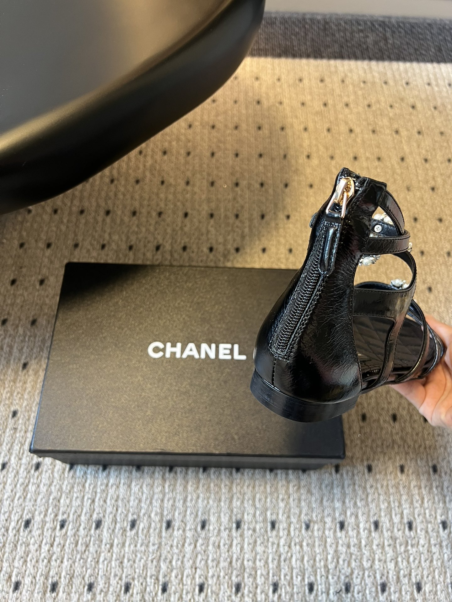 Chane*26SS早春新款珍珠水钻平底凉鞋把星光碎钻踩在脚边，这双凉鞋太懂少女心了！细带缠绕脚踝，菱格