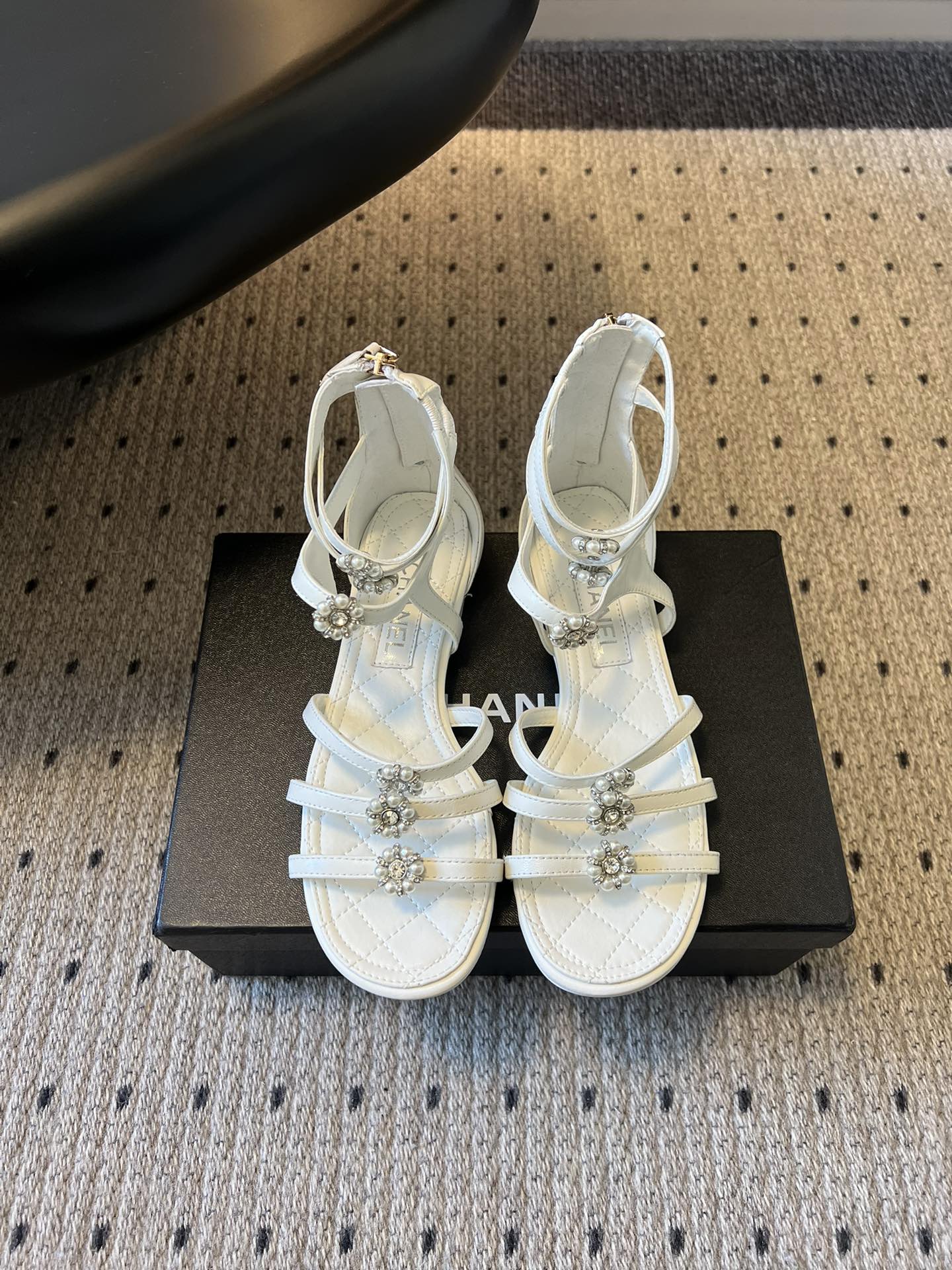 Chane*26SS早春新款珍珠水钻平底凉鞋把星光碎钻踩在脚边，这双凉鞋太懂少女心了！细带缠绕脚踝，菱格