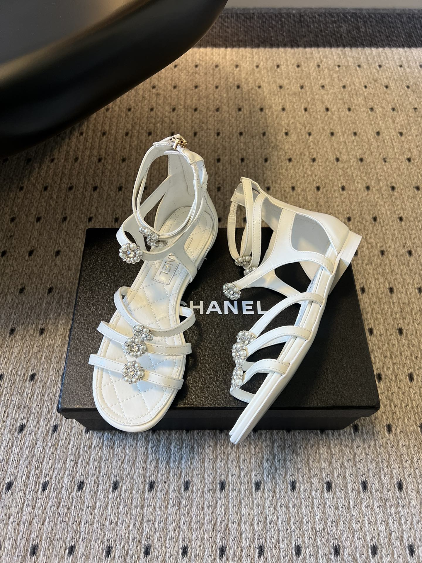 Chane*26SS早春新款珍珠水钻平底凉鞋把星光碎钻踩在脚边，这双凉鞋太懂少女心了！细带缠绕脚踝，菱格
