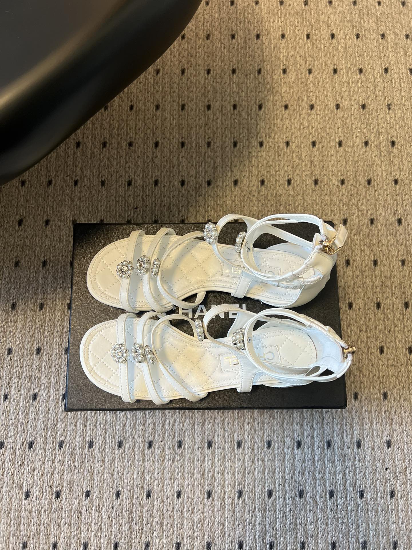 Chane*26SS早春新款珍珠水钻平底凉鞋把星光碎钻踩在脚边，这双凉鞋太懂少女心了！细带缠绕脚踝，菱格