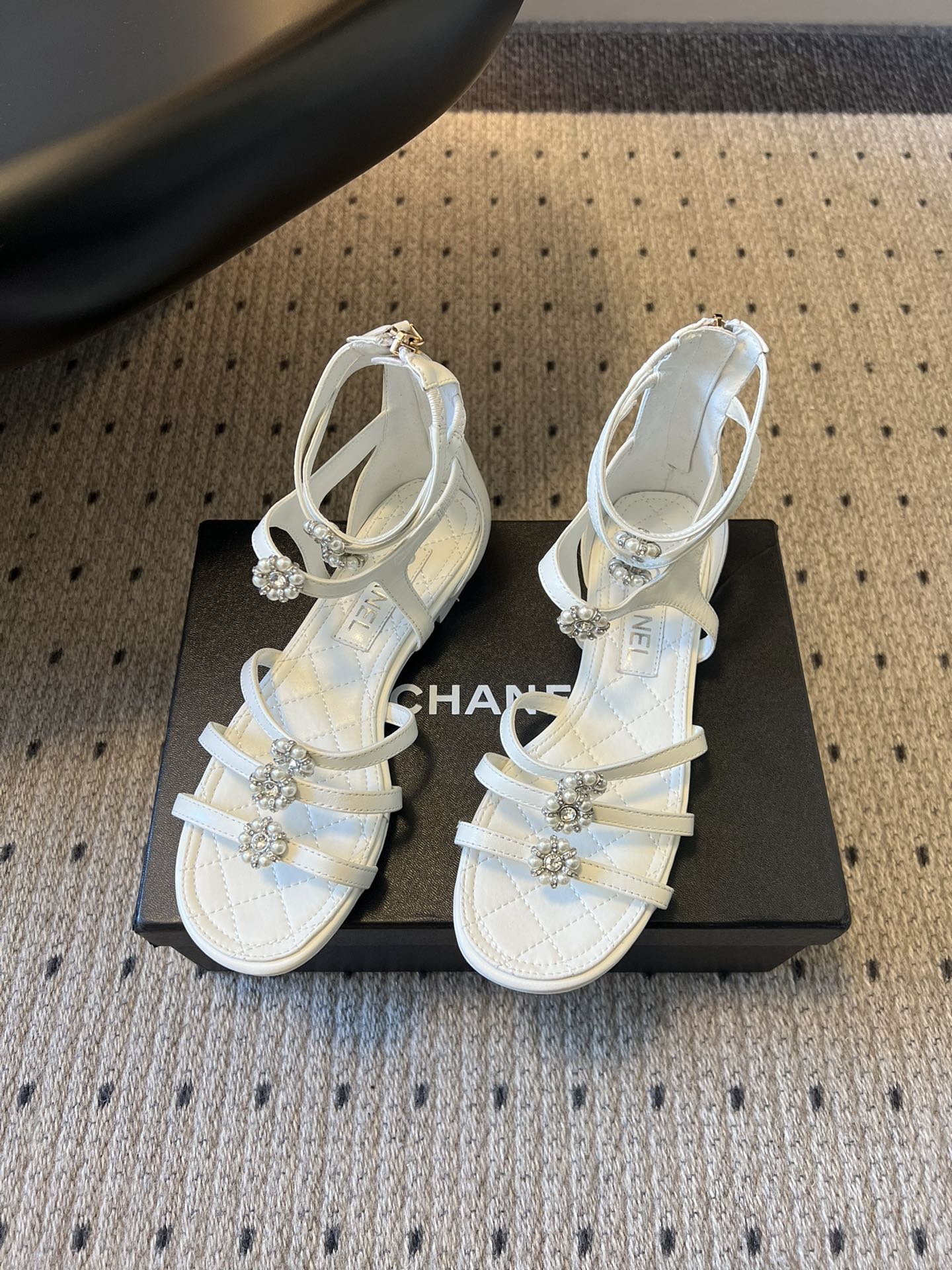 Chane*26SS早春新款珍珠水钻平底凉鞋把星光碎钻踩在脚边，这双凉鞋太懂少女心了！细带缠绕脚踝，菱格