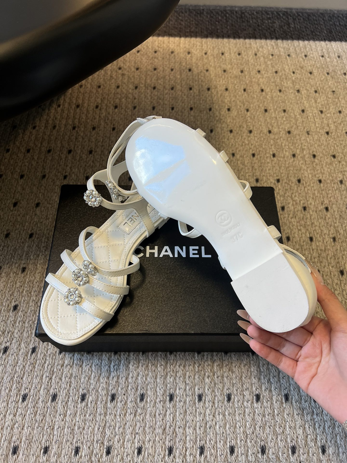 Chane*26SS早春新款珍珠水钻平底凉鞋把星光碎钻踩在脚边，这双凉鞋太懂少女心了！细带缠绕脚踝，菱格