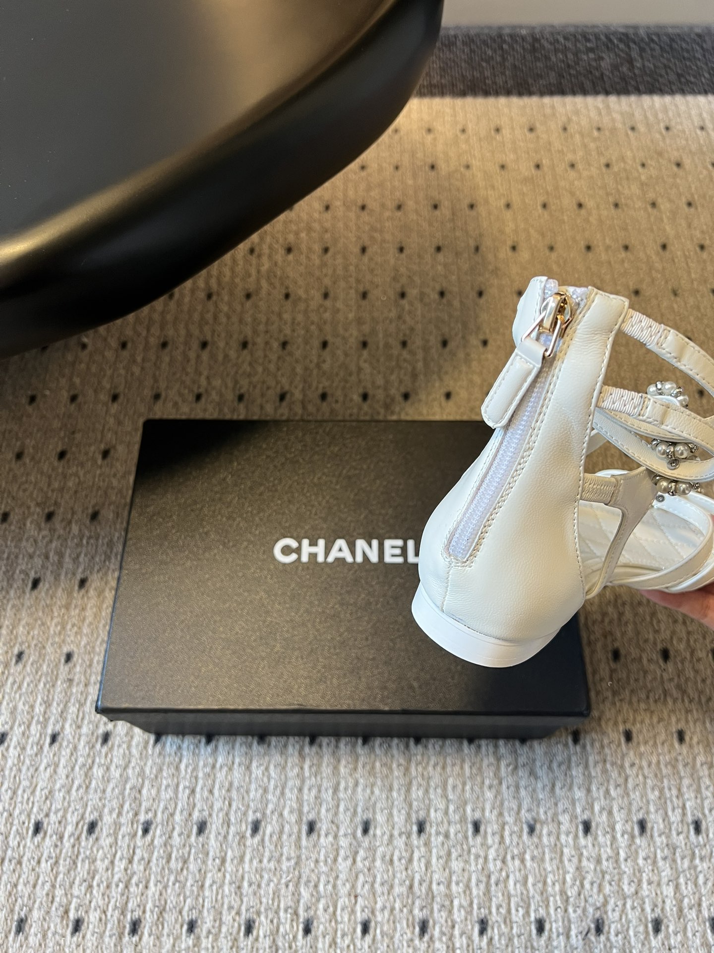 Chane*26SS早春新款珍珠水钻平底凉鞋把星光碎钻踩在脚边，这双凉鞋太懂少女心了！细带缠绕脚踝，菱格