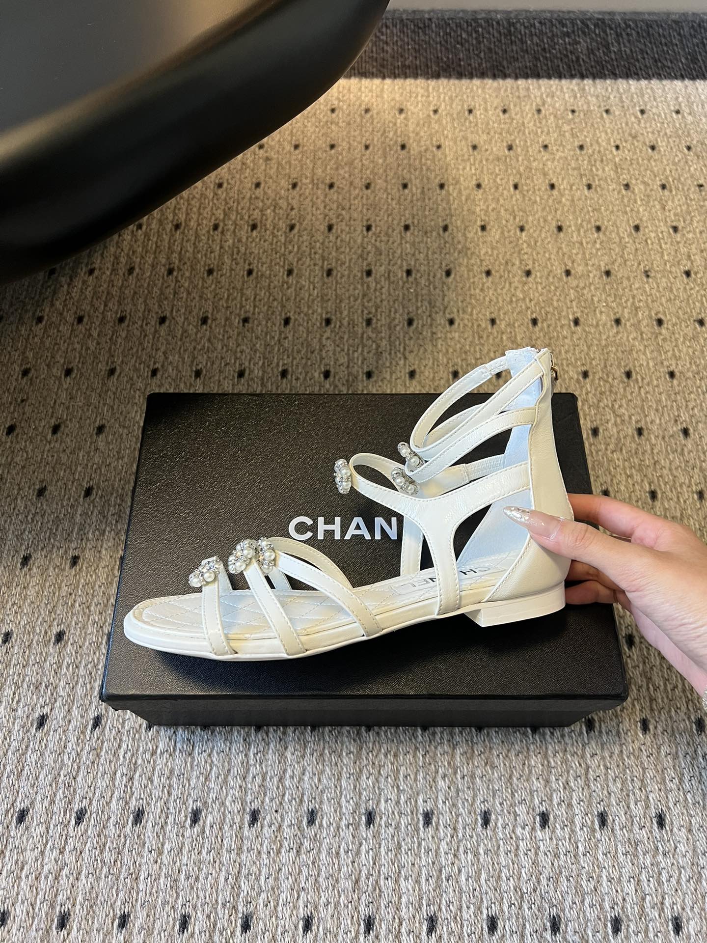 Chane*26SS早春新款珍珠水钻平底凉鞋把星光碎钻踩在脚边，这双凉鞋太懂少女心了！细带缠绕脚踝，菱格