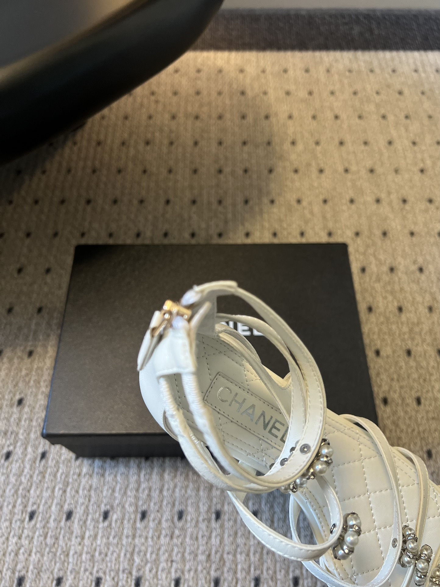 Chane*26SS早春新款珍珠水钻平底凉鞋把星光碎钻踩在脚边，这双凉鞋太懂少女心了！细带缠绕脚踝，菱格