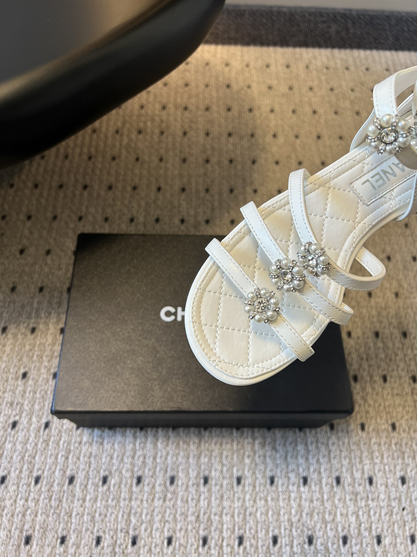 Chane*26SS早春新款珍珠水钻平底凉鞋把星光碎钻踩在脚边，这双凉鞋太懂少女心了！细带缠绕脚踝，菱格