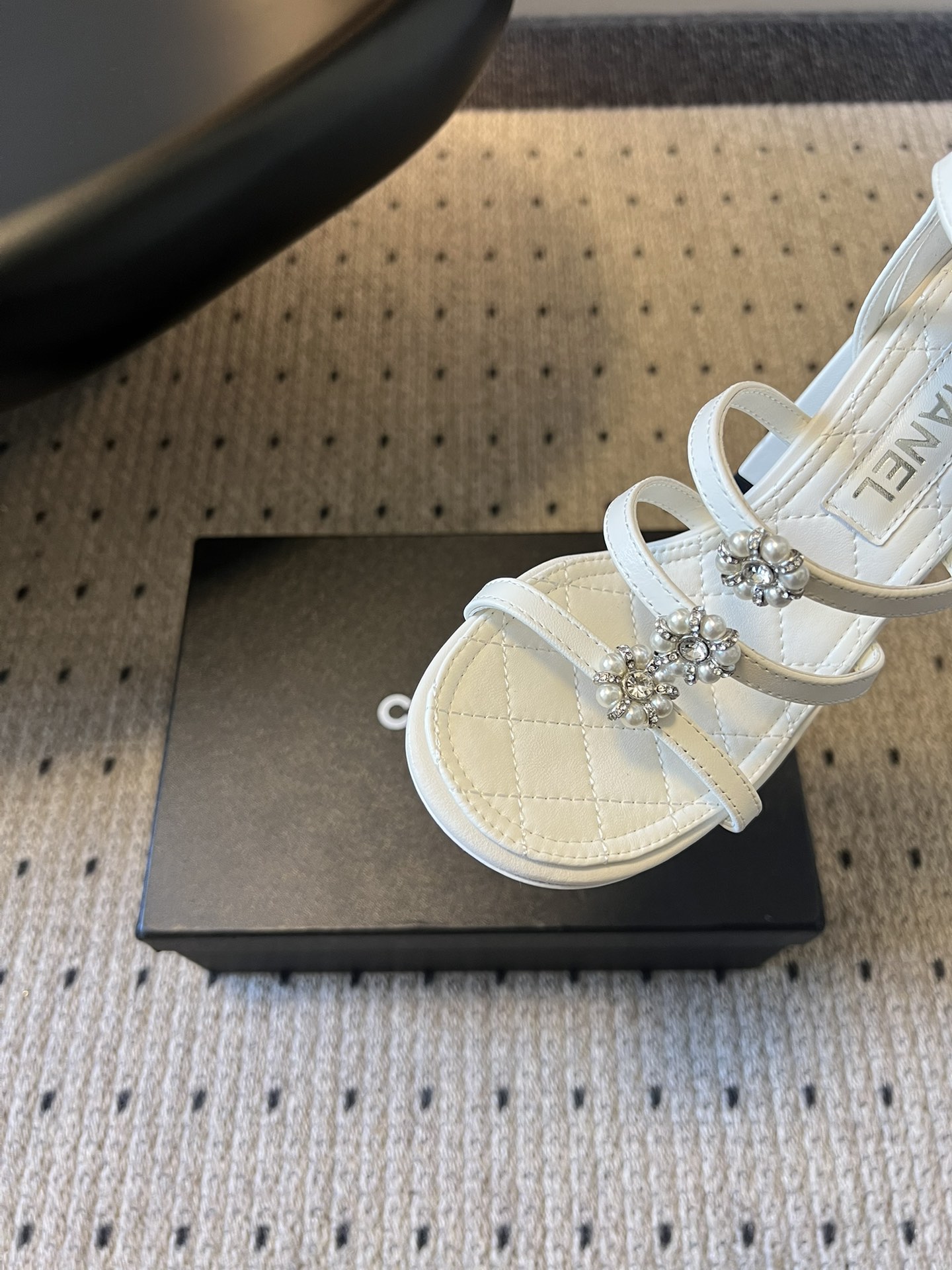 Chane*26SS早春新款高跟珍珠水钻凉鞋把星光碎钻踩在脚边，这双凉鞋太懂少女心了！细带缠绕脚踝，菱格