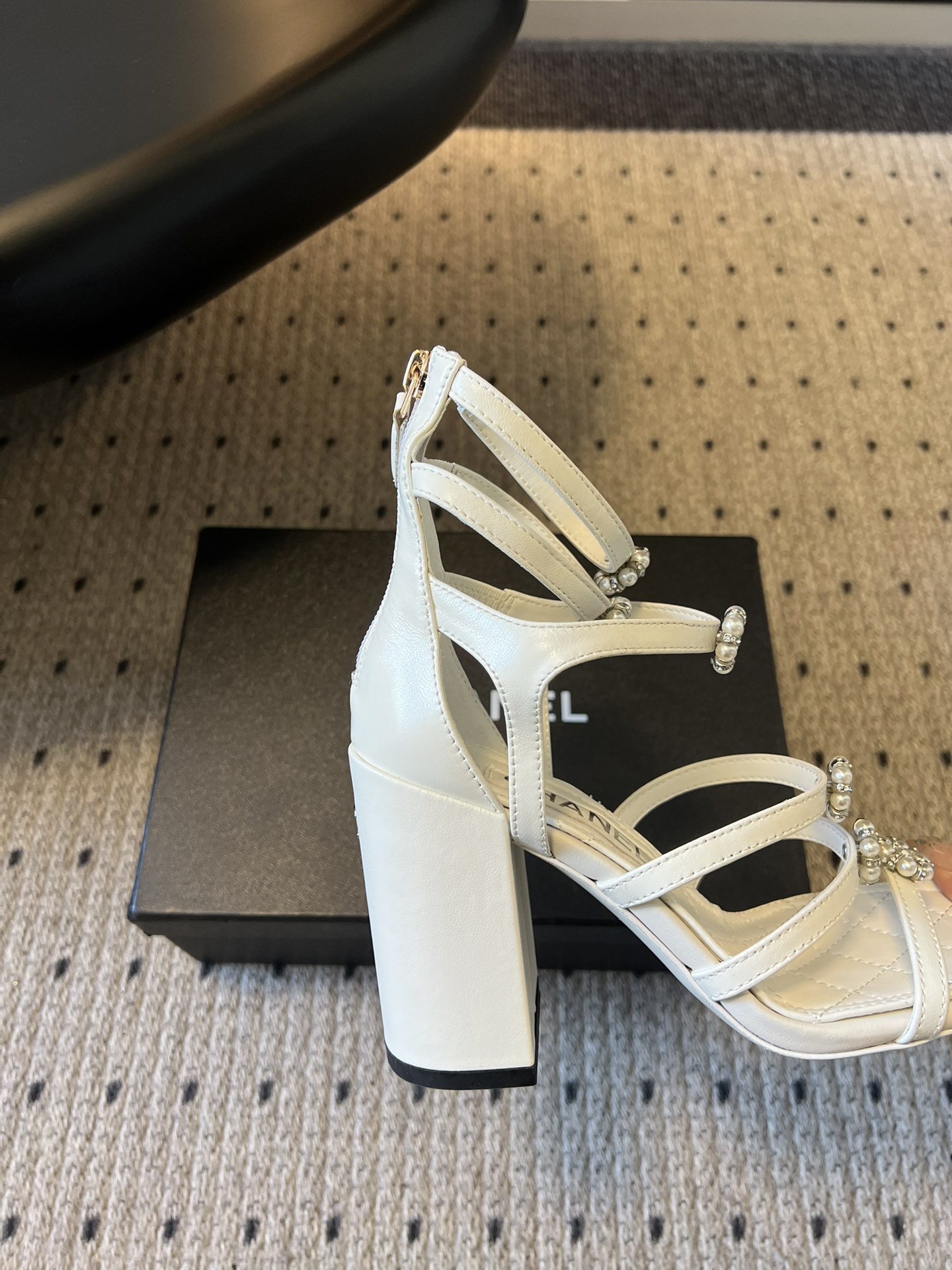 Chane*26SS早春新款高跟珍珠水钻凉鞋把星光碎钻踩在脚边，这双凉鞋太懂少女心了！细带缠绕脚踝，菱格
