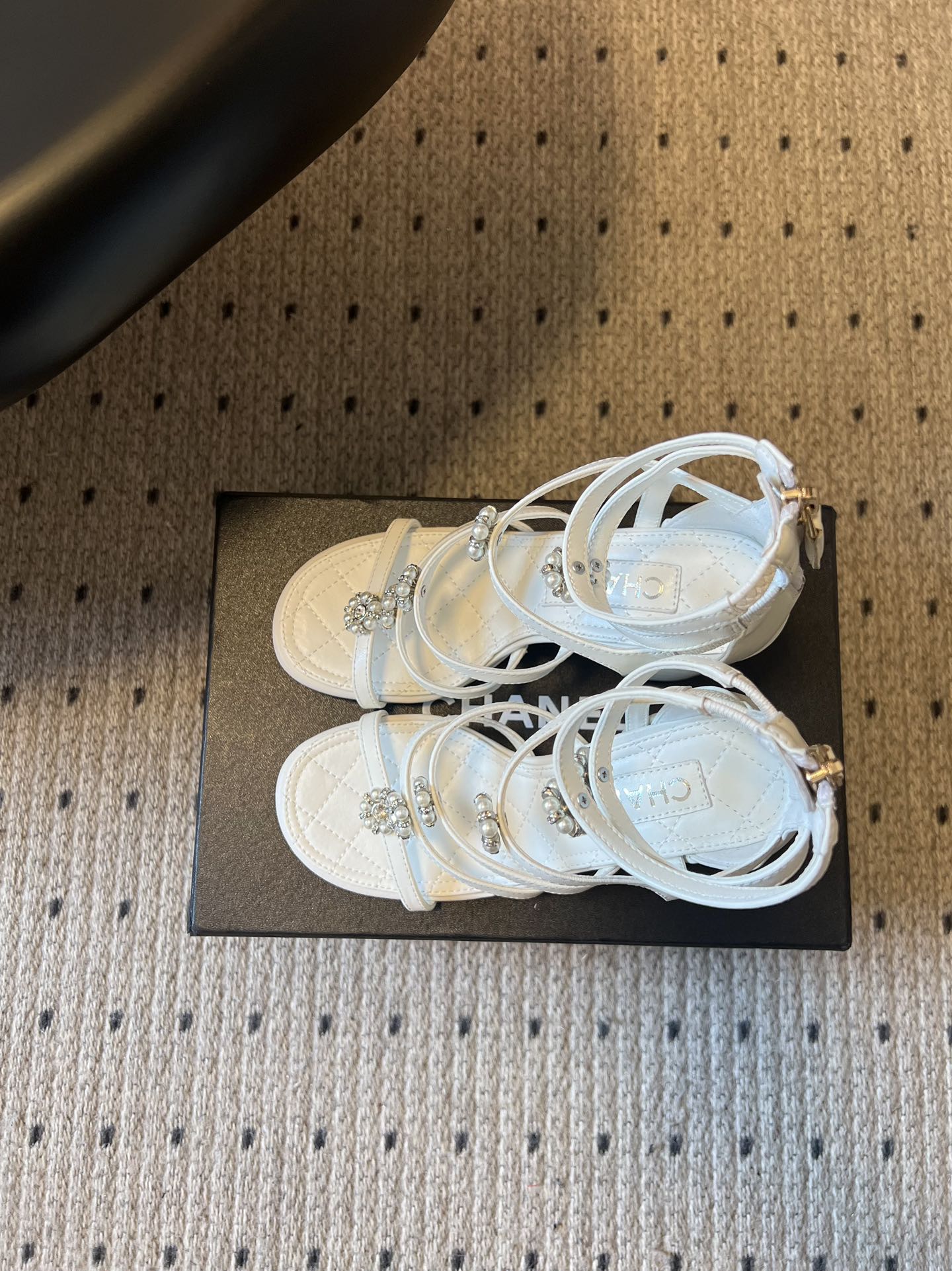 Chane*26SS早春新款高跟珍珠水钻凉鞋把星光碎钻踩在脚边，这双凉鞋太懂少女心了！细带缠绕脚踝，菱格