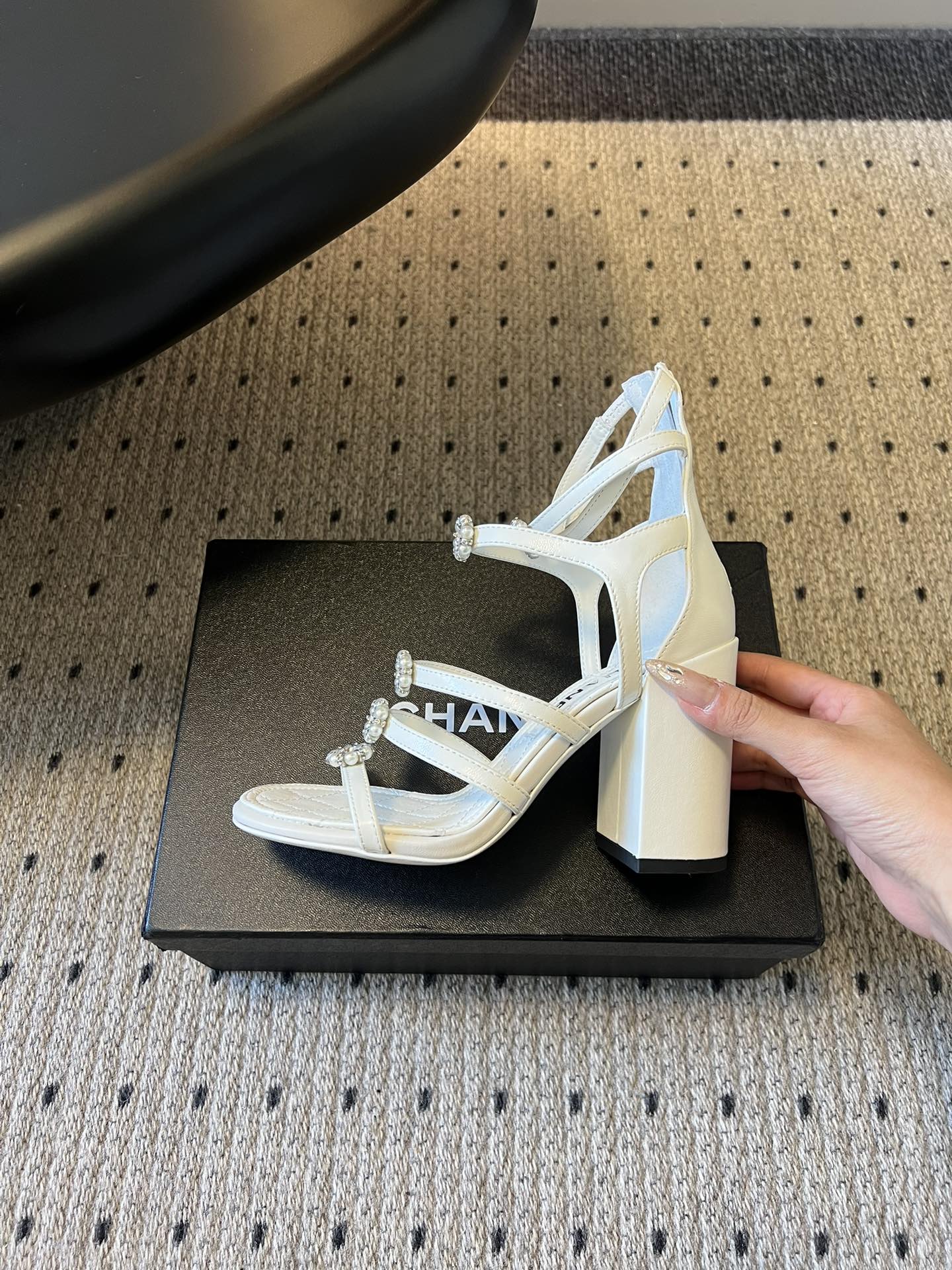 Chane*26SS早春新款高跟珍珠水钻凉鞋把星光碎钻踩在脚边，这双凉鞋太懂少女心了！细带缠绕脚踝，菱格