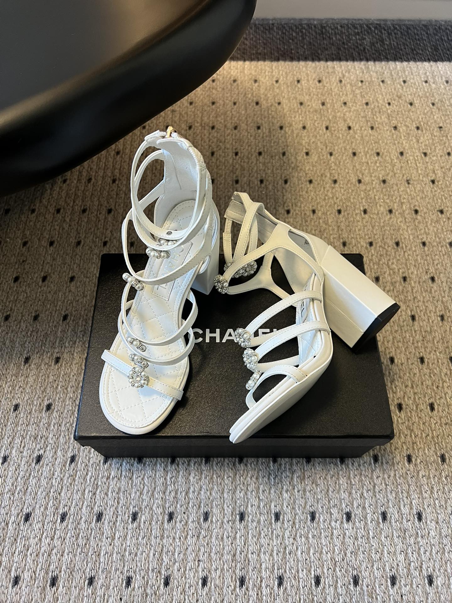 Chane*26SS早春新款高跟珍珠水钻凉鞋把星光碎钻踩在脚边，这双凉鞋太懂少女心了！细带缠绕脚踝，菱格