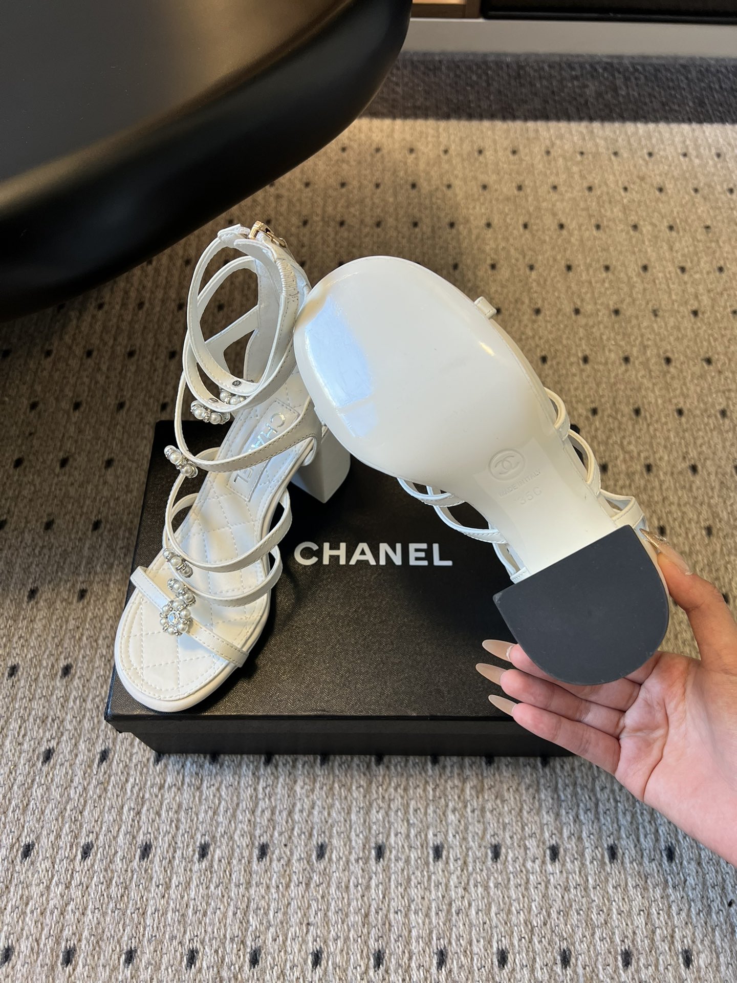 Chane*26SS早春新款高跟珍珠水钻凉鞋把星光碎钻踩在脚边，这双凉鞋太懂少女心了！细带缠绕脚踝，菱格